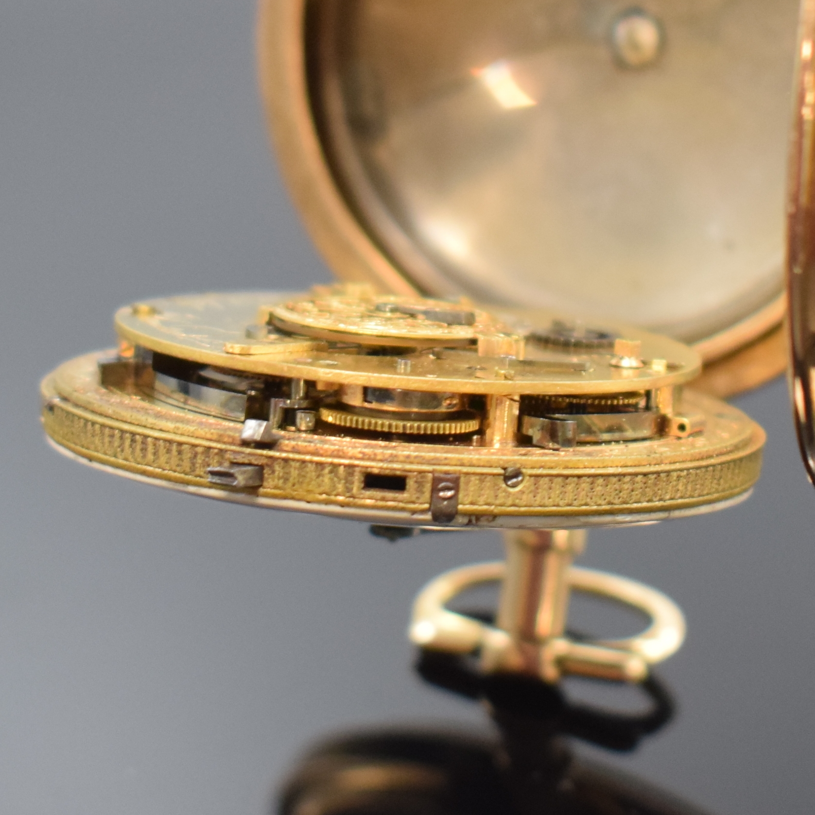 Detail e: WUNDERLICH Darmstadt frühe Zylinderuhr mit Repetition in RG 750/000, Deutschland um 1800, fein grav. Geh. m. langem Pendant, Emailziffernring stark ...