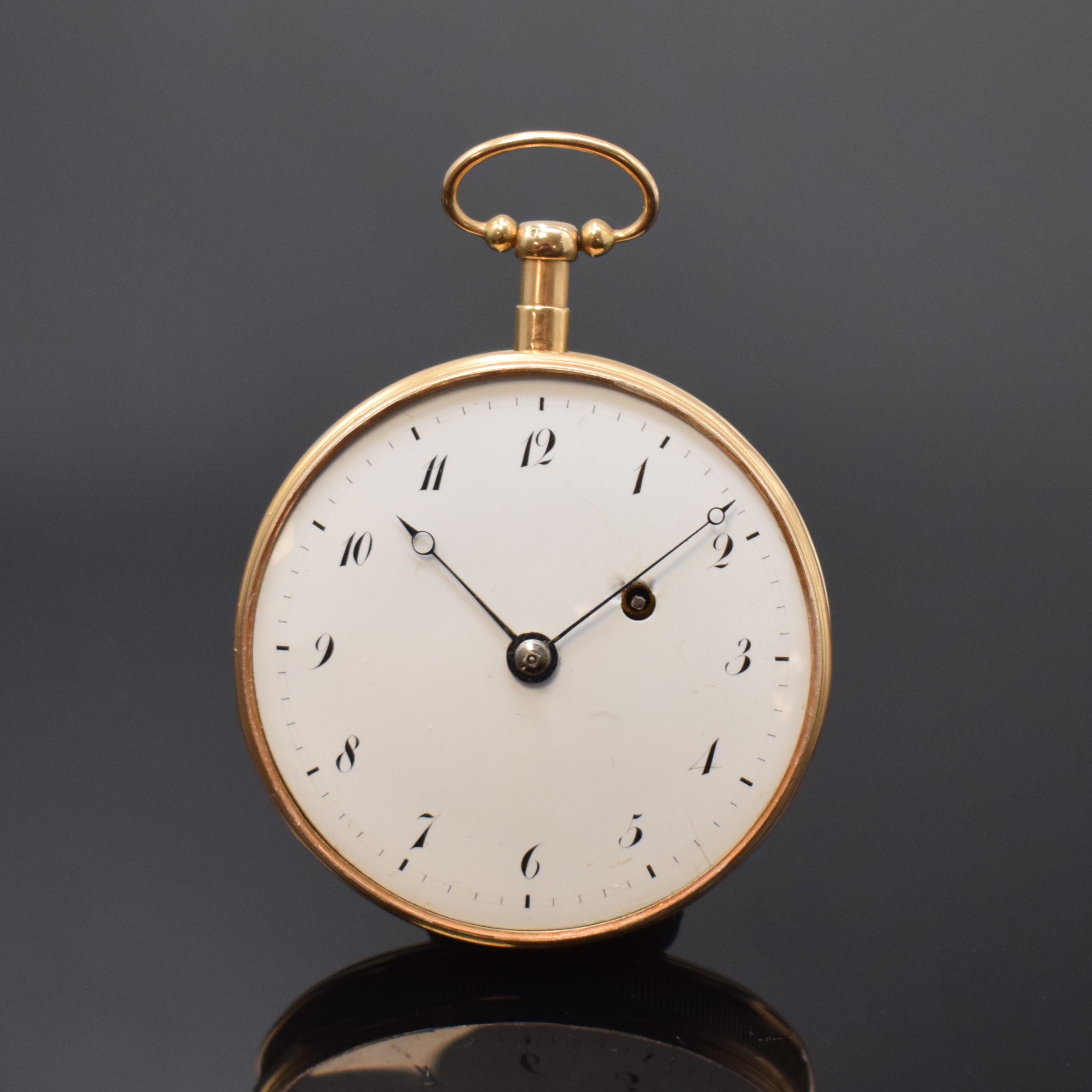 Spindeltaschenuhr mit 1/4-Repetition in RG 585/000, Schweiz um 1820, guill. Geh. m. Münzrand dell., Emailzifferbl. besch., gebl. Zeiger, verg. Werk ...
