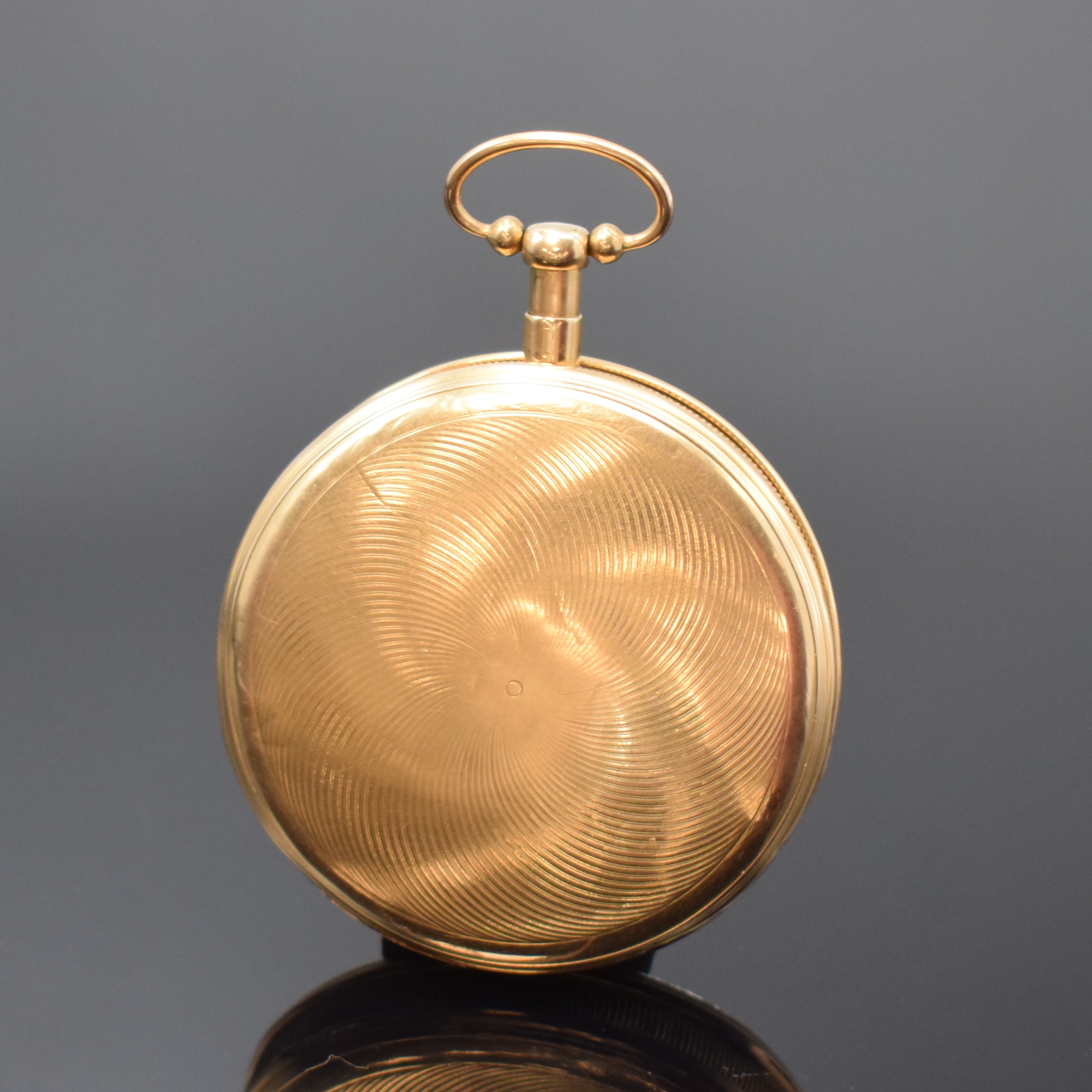 Detail a: Spindeltaschenuhr mit 1/4-Repetition in RG 585/000, Schweiz um 1820, guill. Geh. m. Münzrand dell., Emailzifferbl. besch., gebl. Zeiger, verg. Werk ...