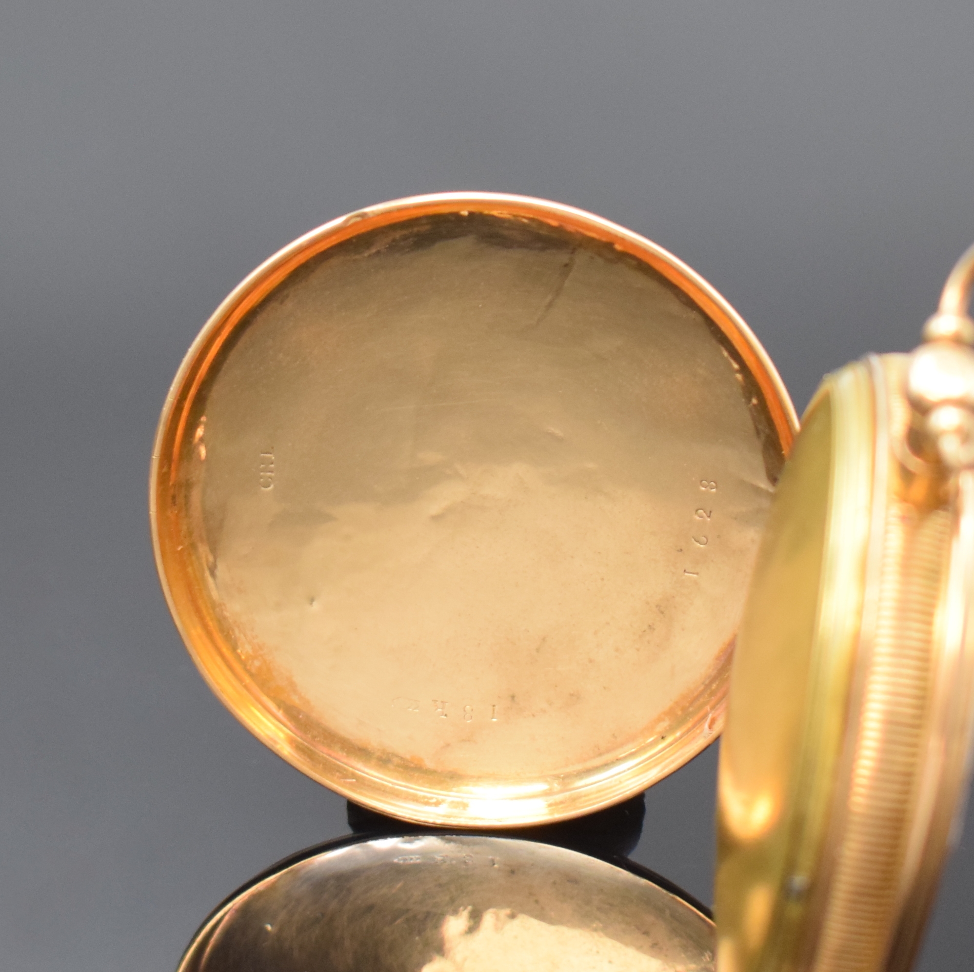Detail b: Spindeltaschenuhr mit 1/4-Repetition in RG 585/000, Schweiz um 1820, guill. Geh. m. Münzrand dell., Emailzifferbl. besch., gebl. Zeiger, verg. Werk ...