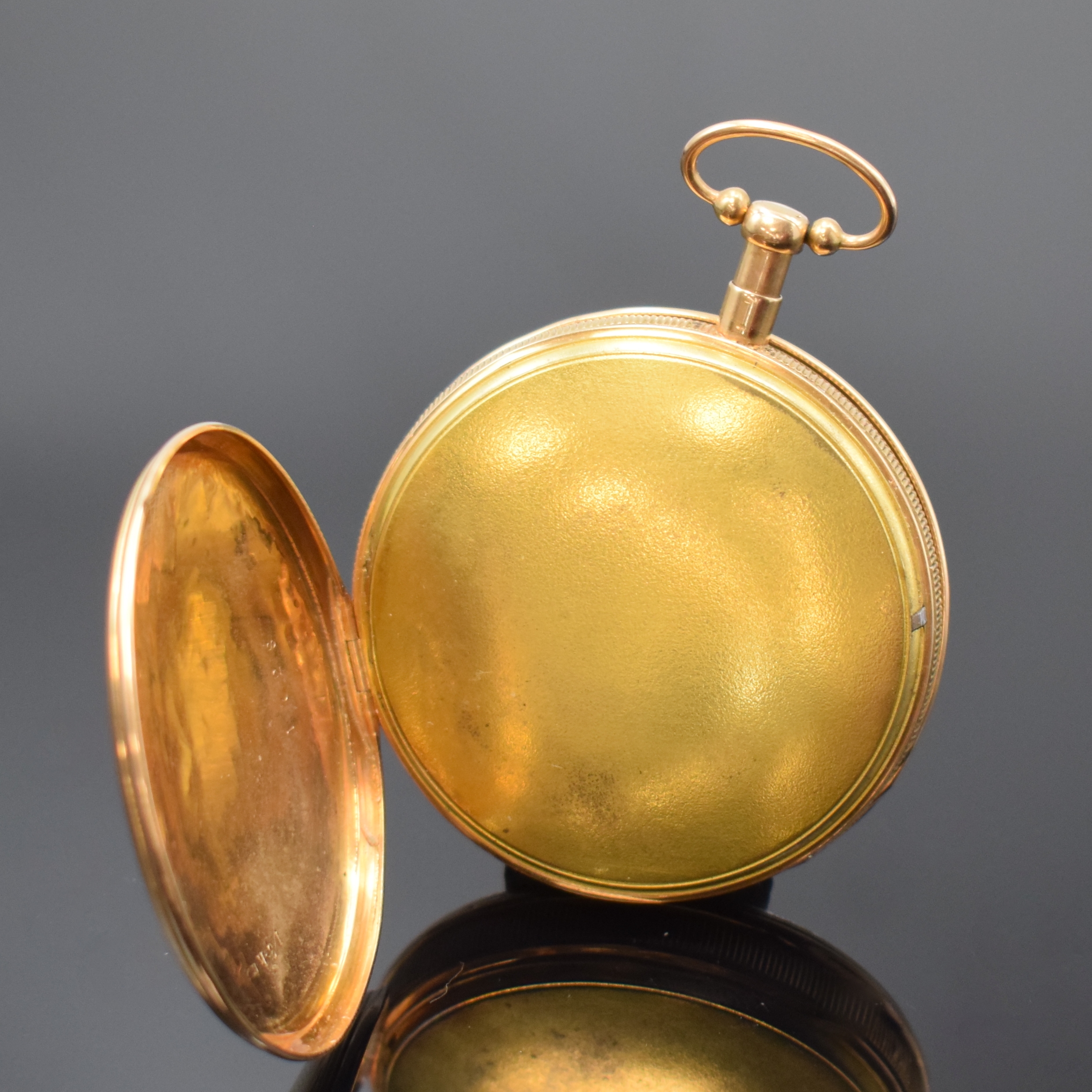 Detail c: Spindeltaschenuhr mit 1/4-Repetition in RG 585/000, Schweiz um 1820, guill. Geh. m. Münzrand dell., Emailzifferbl. besch., gebl. Zeiger, verg. Werk ...