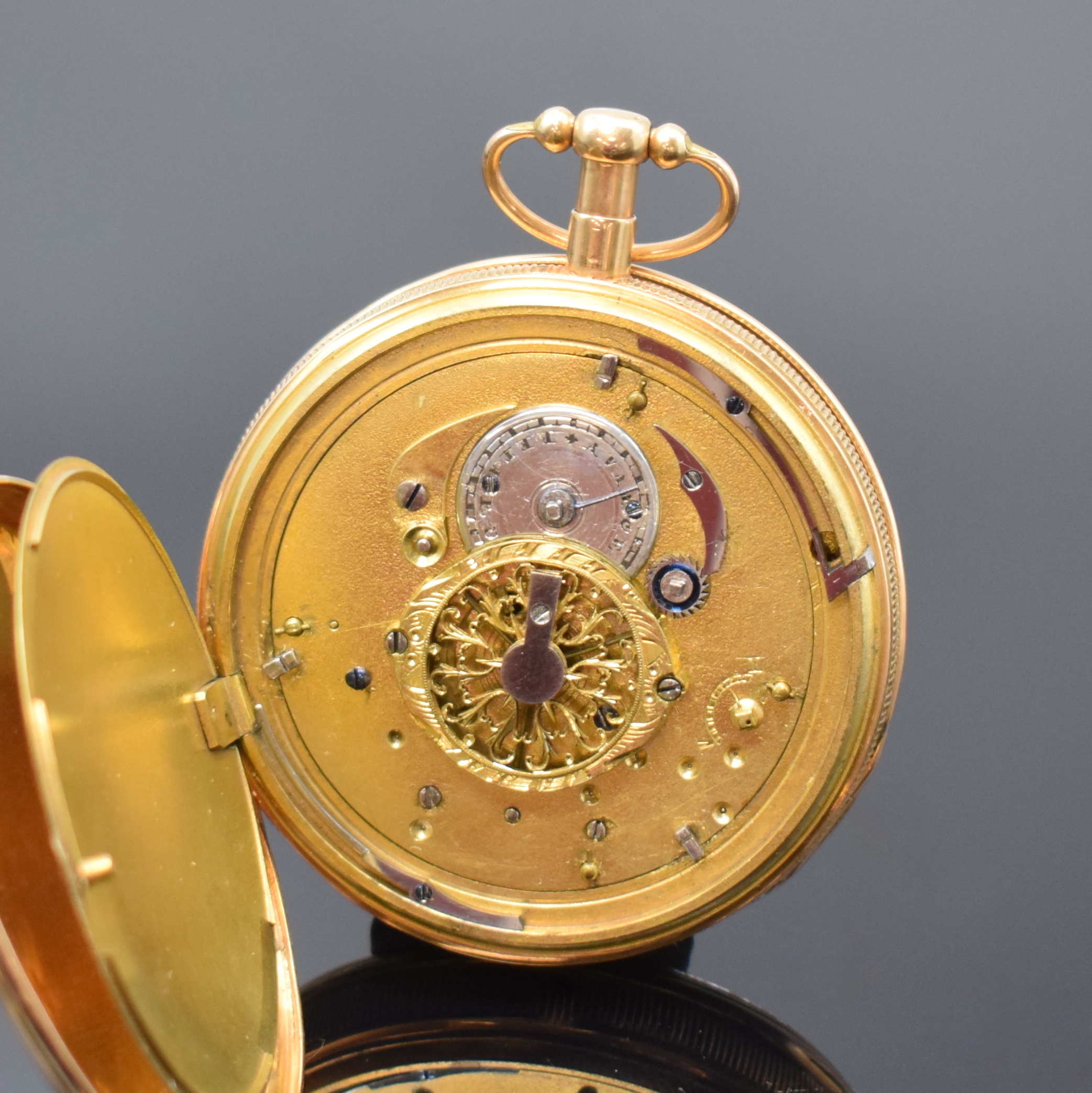 Detail d: Spindeltaschenuhr mit 1/4-Repetition in RG 585/000, Schweiz um 1820, guill. Geh. m. Münzrand dell., Emailzifferbl. besch., gebl. Zeiger, verg. Werk ...
