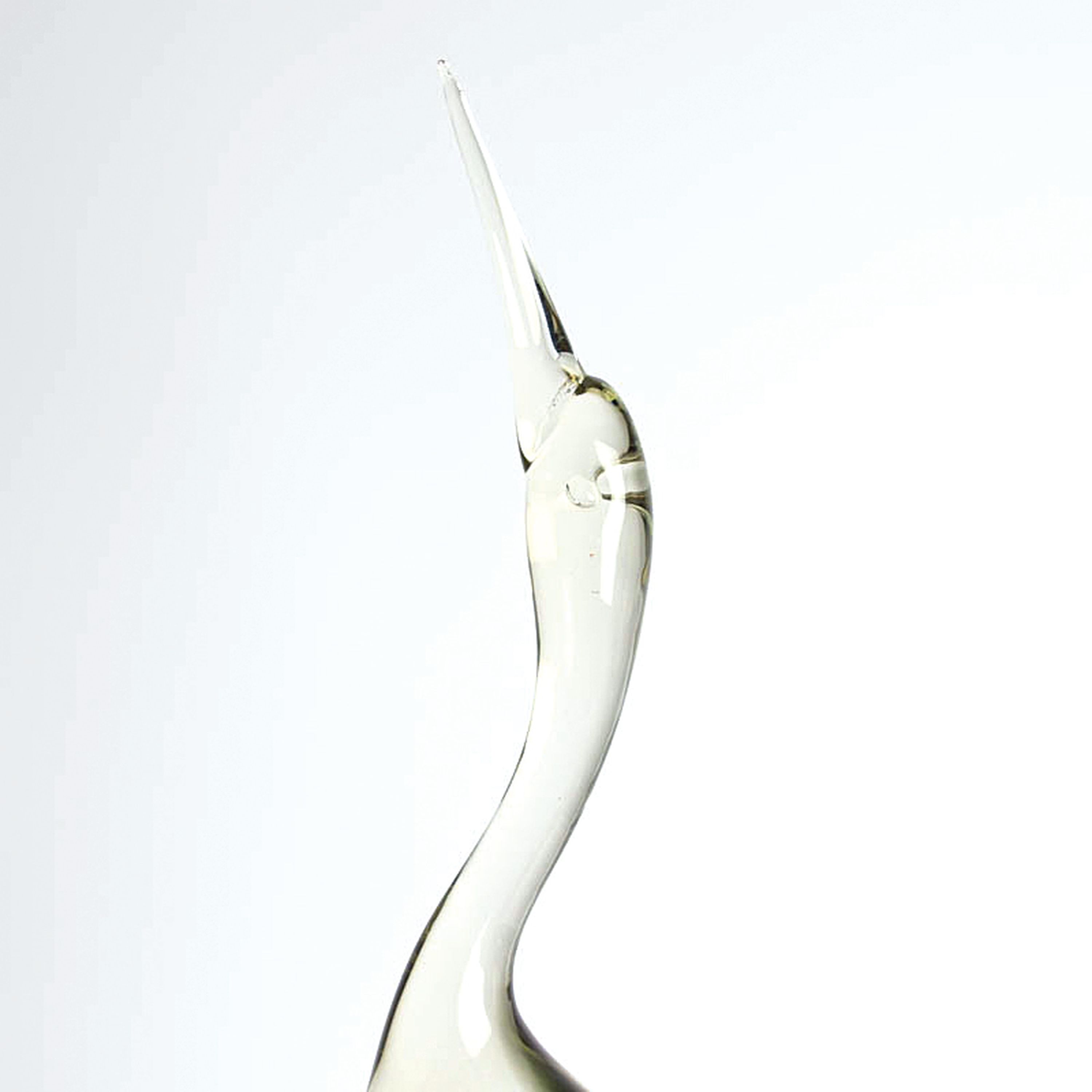 Detail b: Paar Glasskulpturen Reiher, Fratelli Toso, Murano, 1970er-Jahre, grün-grau getöntes Glas, schwere Qualität, je mit Originaletikett, H. 51/66 cm