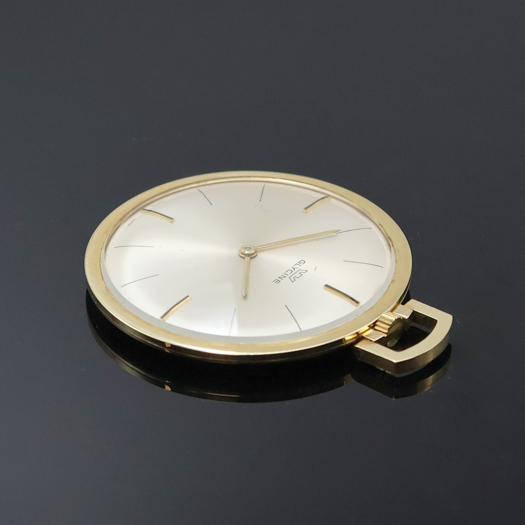 Detail b: GLYCINE Frackuhr in GG 585/000, Schweiz um 1965, Handaufzug, Glasrand aufgedr., silb. Zifferbl. m. gold. Zeiger, 4 aufgel. Std.- Ind., verg. Werk ...