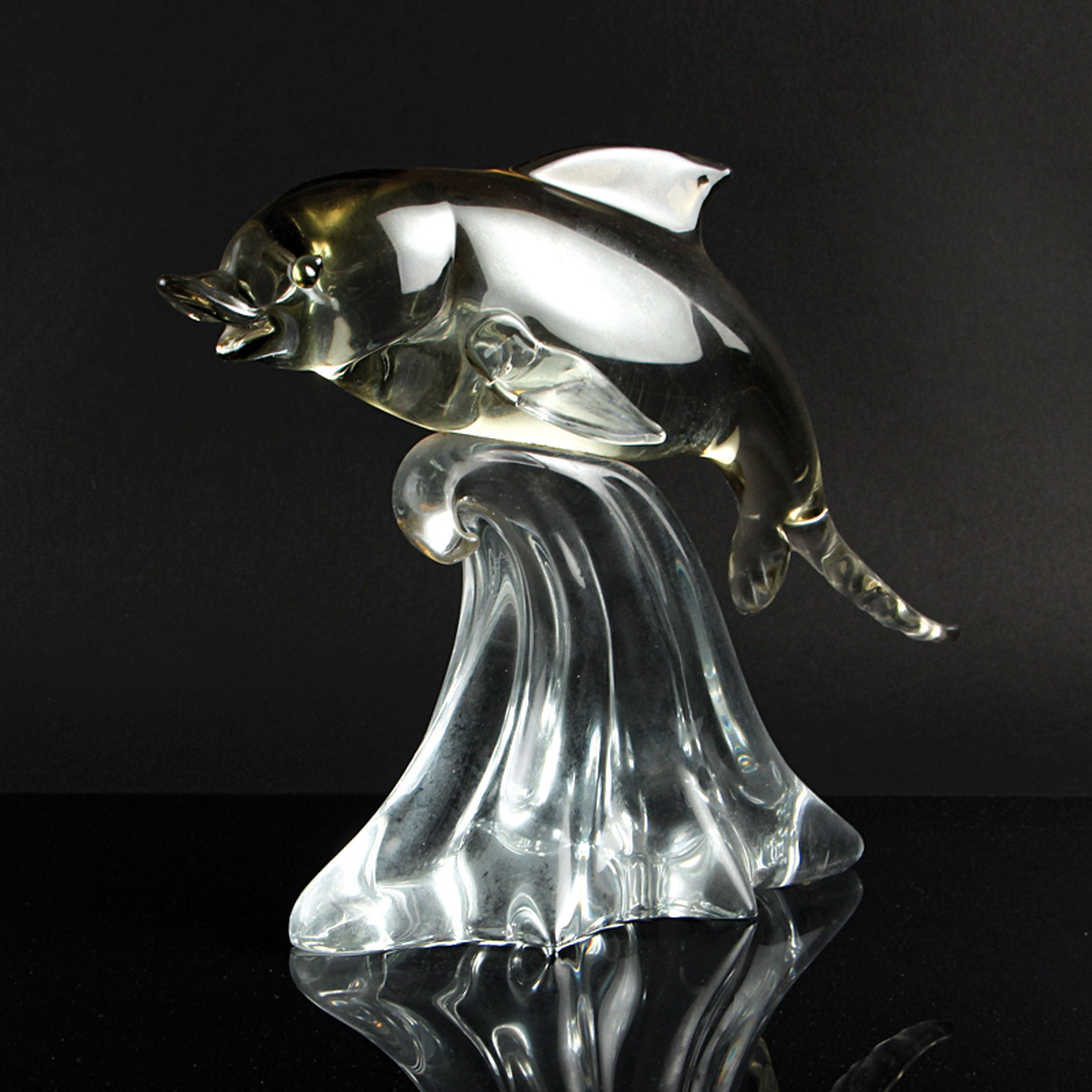 Detail a: Zwei Glasskulpturen Fische, wohl Aureliano Toso und Alfredo Barbini, Murano, Fisch auf Welle reitend, am Boden signiert A. Barbini, H. 24 cm; Fisch, ...