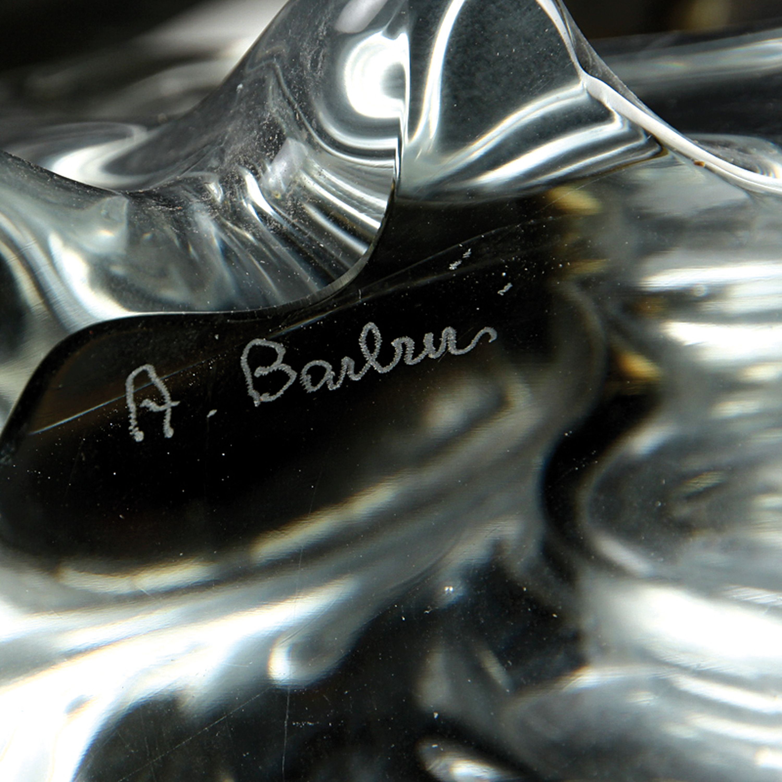 Detail b: Zwei Glasskulpturen Fische, wohl Aureliano Toso und Alfredo Barbini, Murano, Fisch auf Welle reitend, am Boden signiert A. Barbini, H. 24 cm; Fisch, ...