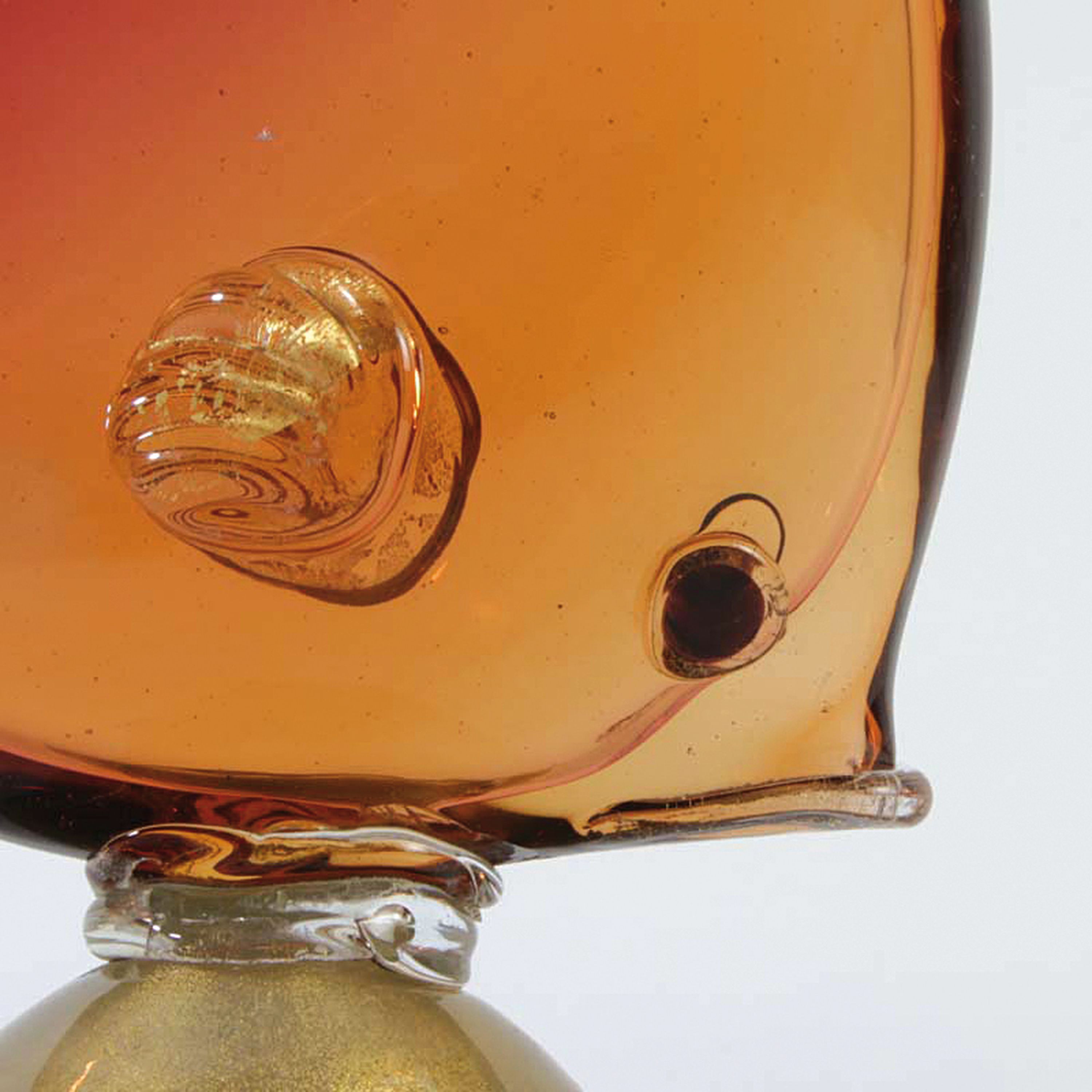 Detail d: Zwei Glasskulpturen Fische, wohl Aureliano Toso und Alfredo Barbini, Murano, Fisch auf Welle reitend, am Boden signiert A. Barbini, H. 24 cm; Fisch, ...