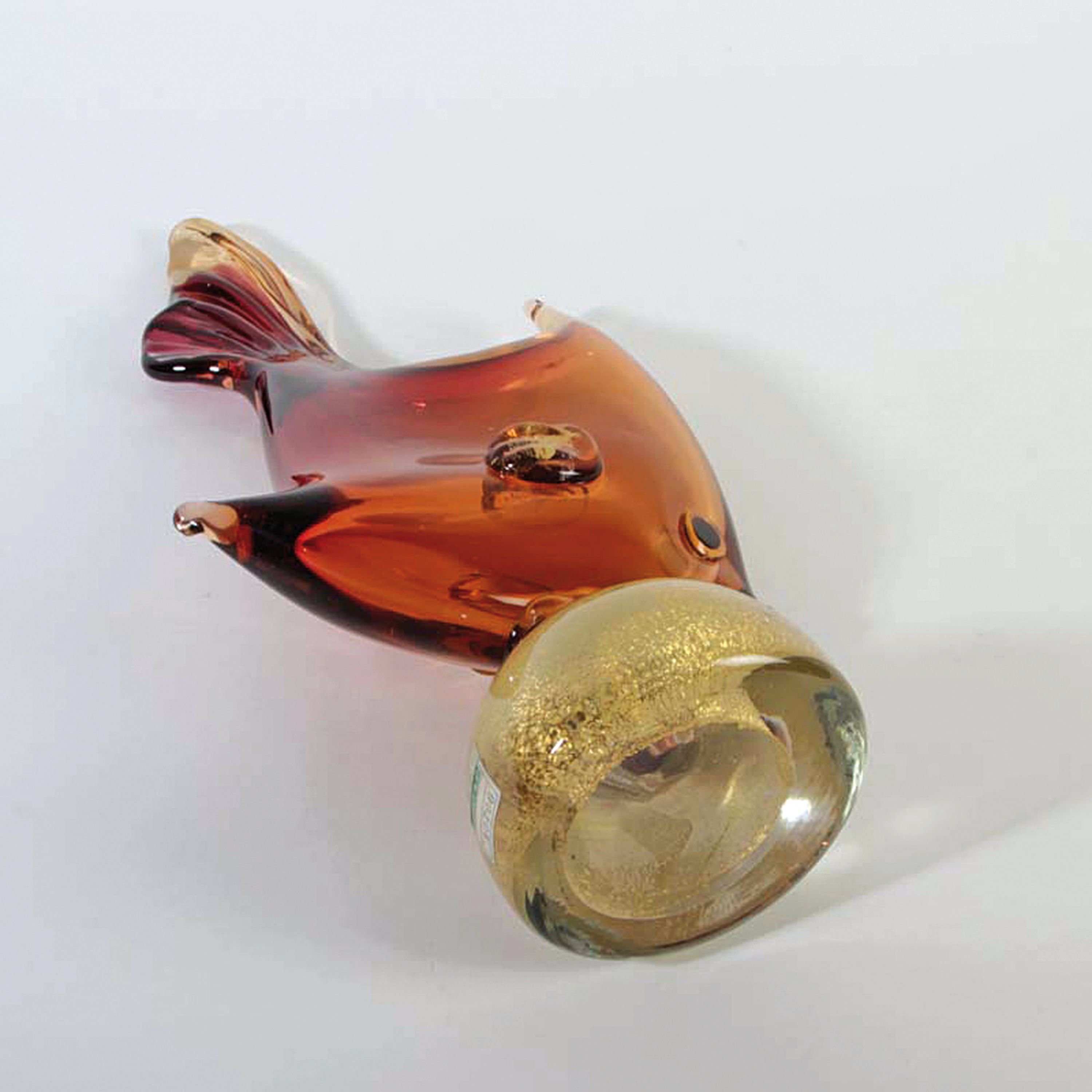Detail e: Zwei Glasskulpturen Fische, wohl Aureliano Toso und Alfredo Barbini, Murano, Fisch auf Welle reitend, am Boden signiert A. Barbini, H. 24 cm; Fisch, ...