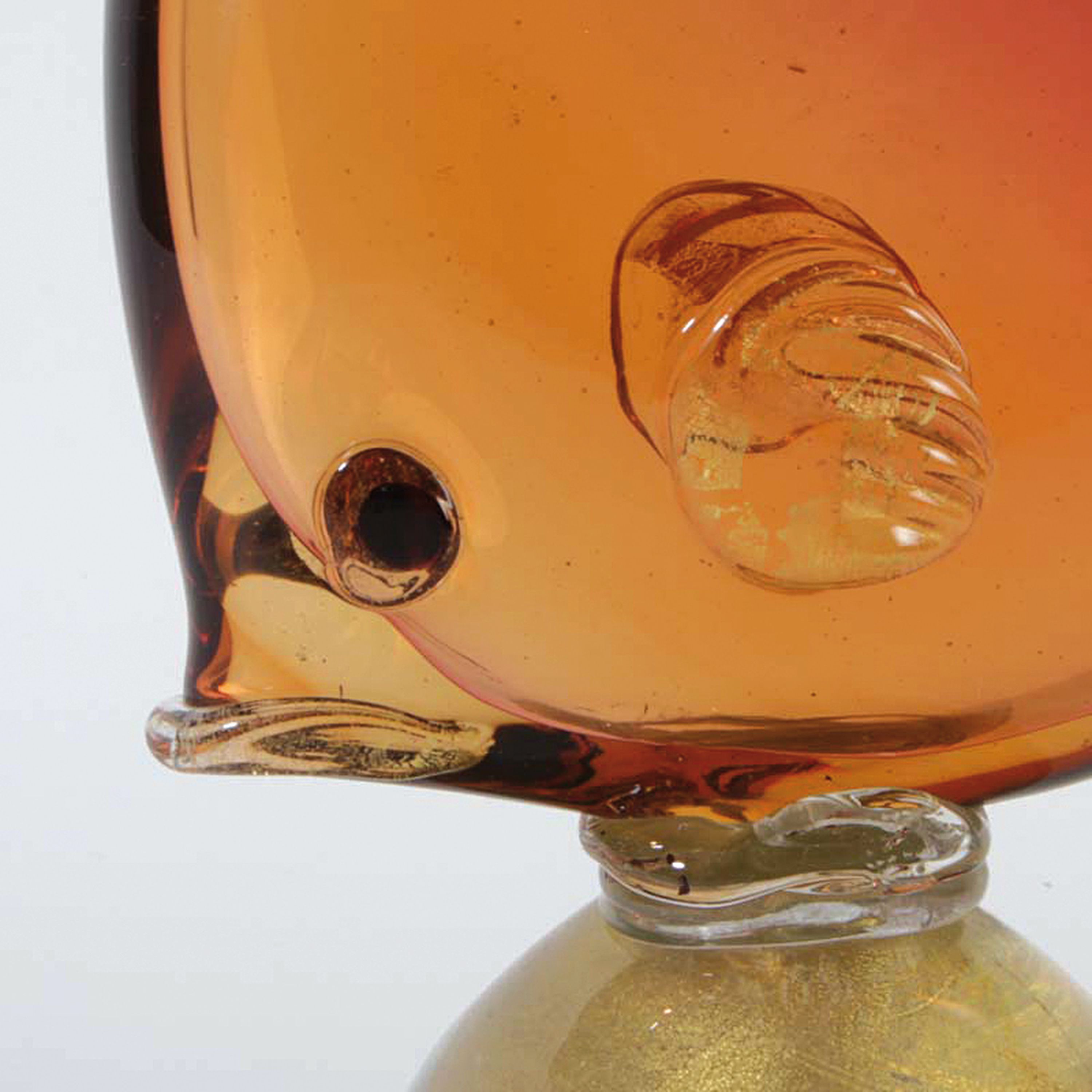 Detail g: Zwei Glasskulpturen Fische, wohl Aureliano Toso und Alfredo Barbini, Murano, Fisch auf Welle reitend, am Boden signiert A. Barbini, H. 24 cm; Fisch, ...