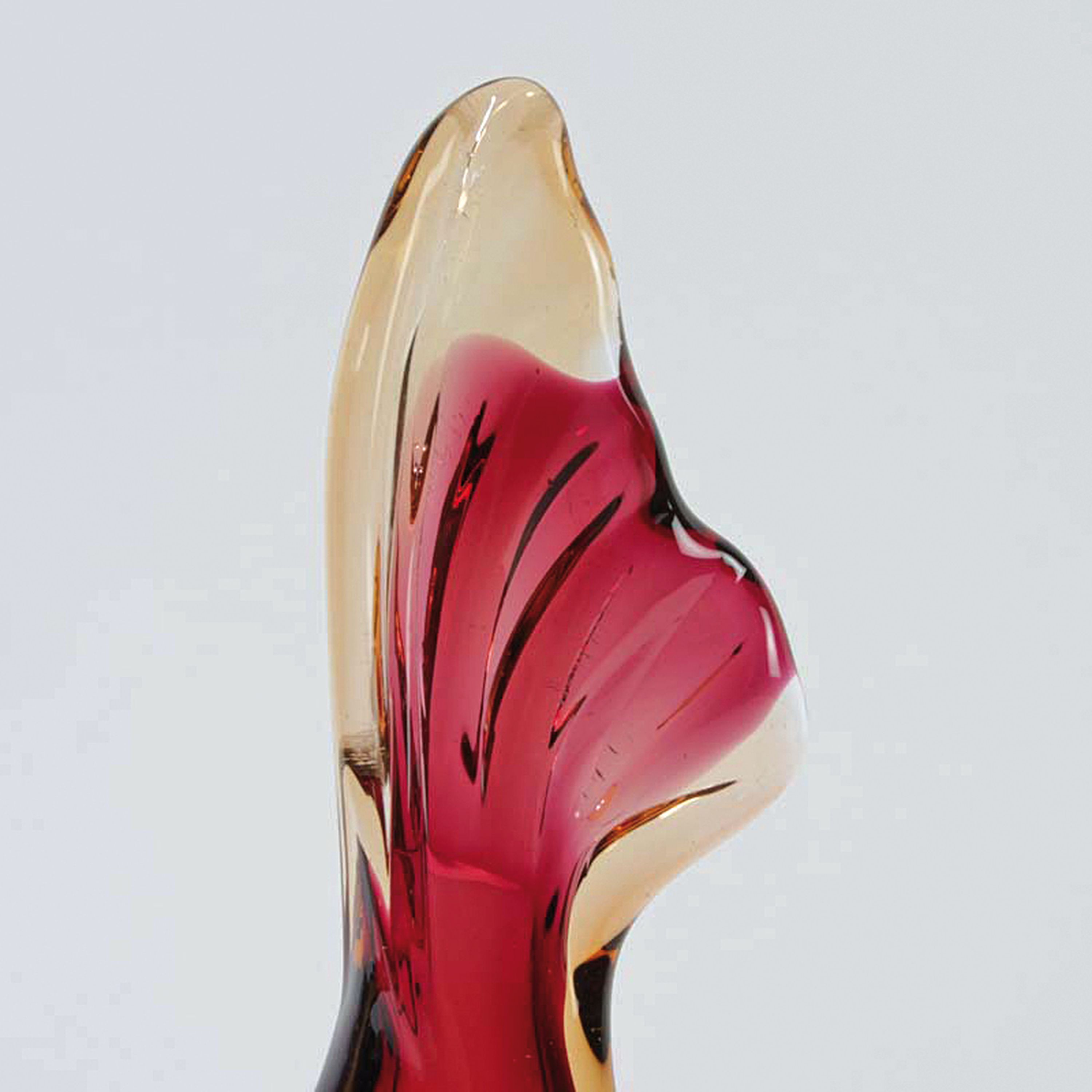 Detail h: Zwei Glasskulpturen Fische, wohl Aureliano Toso und Alfredo Barbini, Murano, Fisch auf Welle reitend, am Boden signiert A. Barbini, H. 24 cm; Fisch, ...