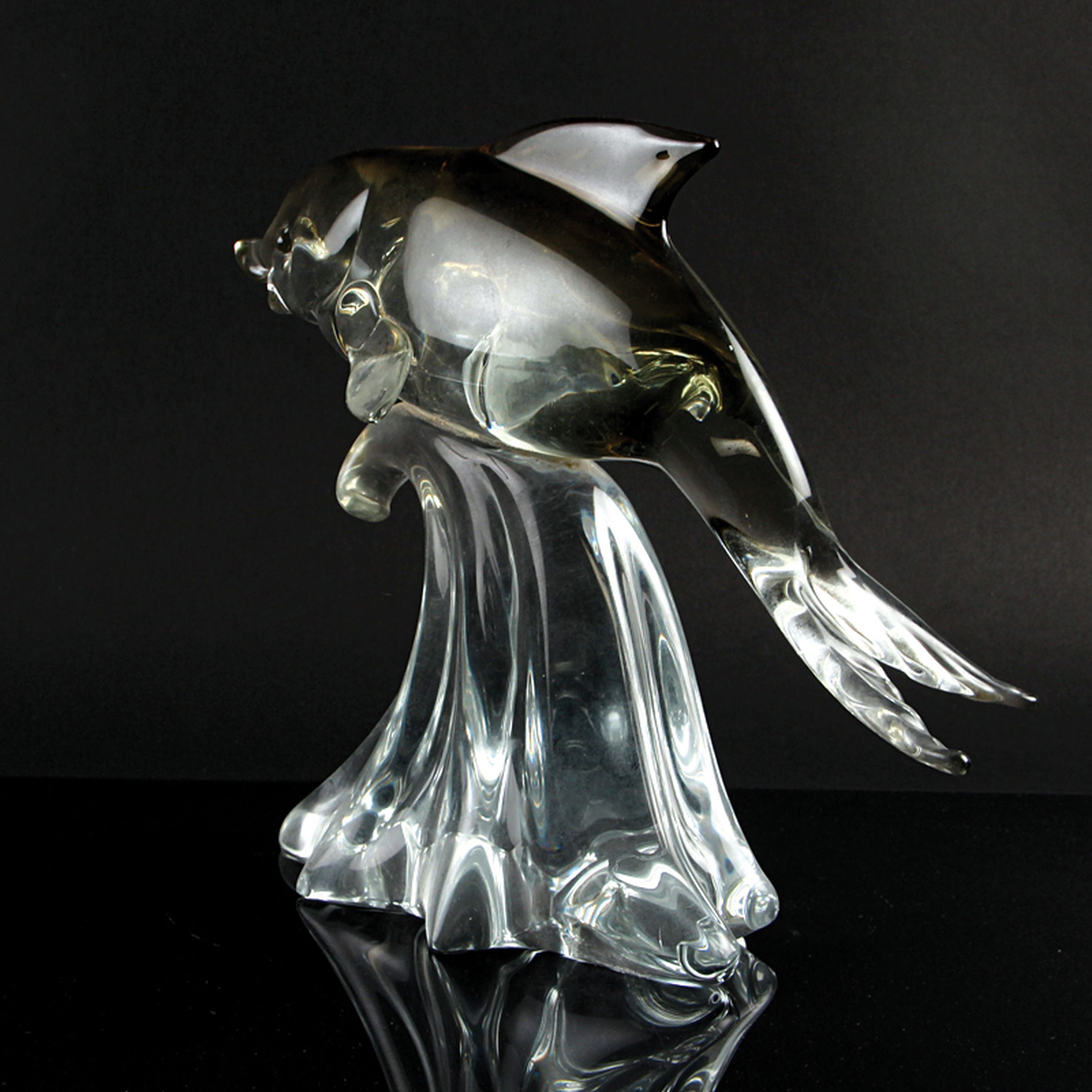 Detail j: Zwei Glasskulpturen Fische, wohl Aureliano Toso und Alfredo Barbini, Murano, Fisch auf Welle reitend, am Boden signiert A. Barbini, H. 24 cm; Fisch, ...