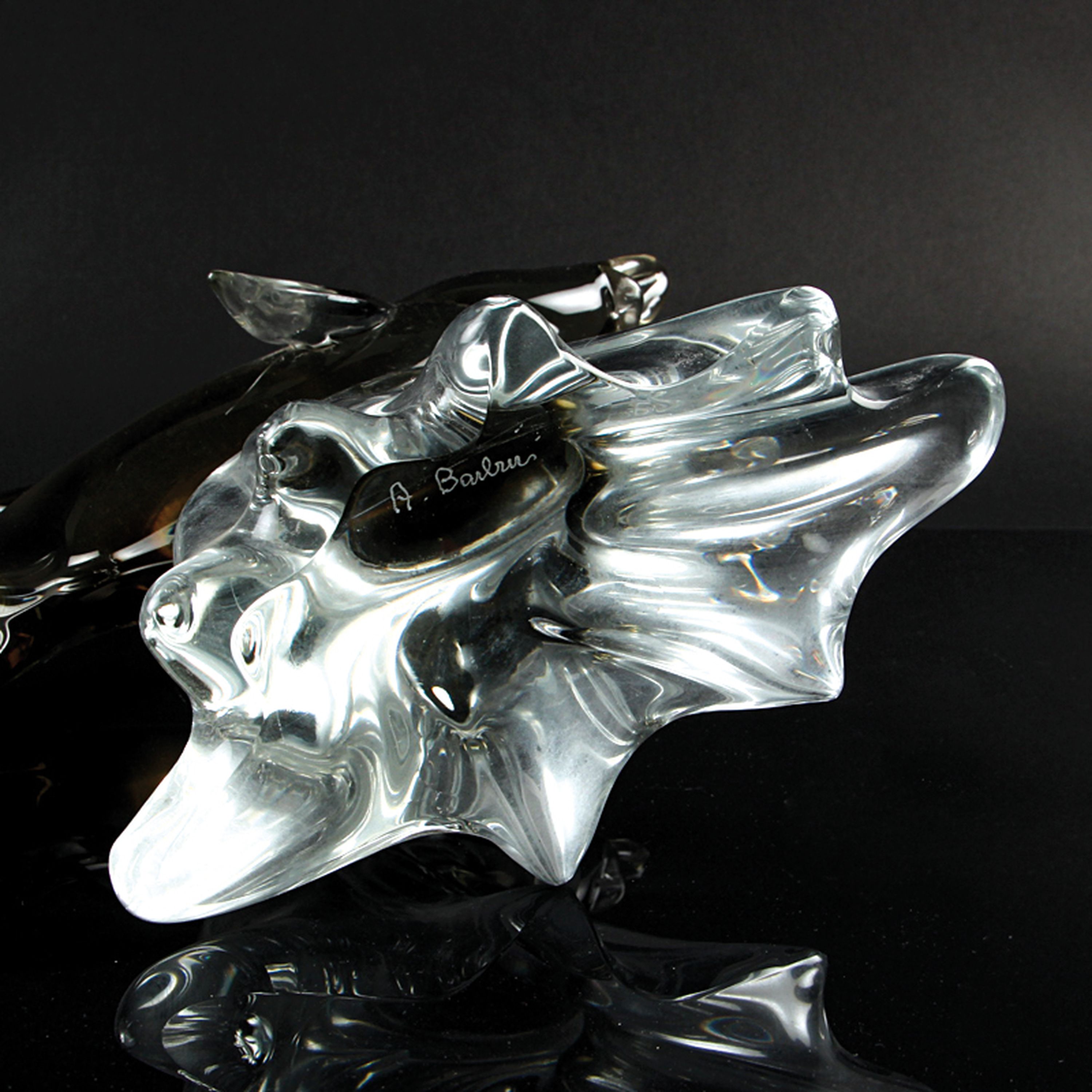 Detail k: Zwei Glasskulpturen Fische, wohl Aureliano Toso und Alfredo Barbini, Murano, Fisch auf Welle reitend, am Boden signiert A. Barbini, H. 24 cm; Fisch, ...