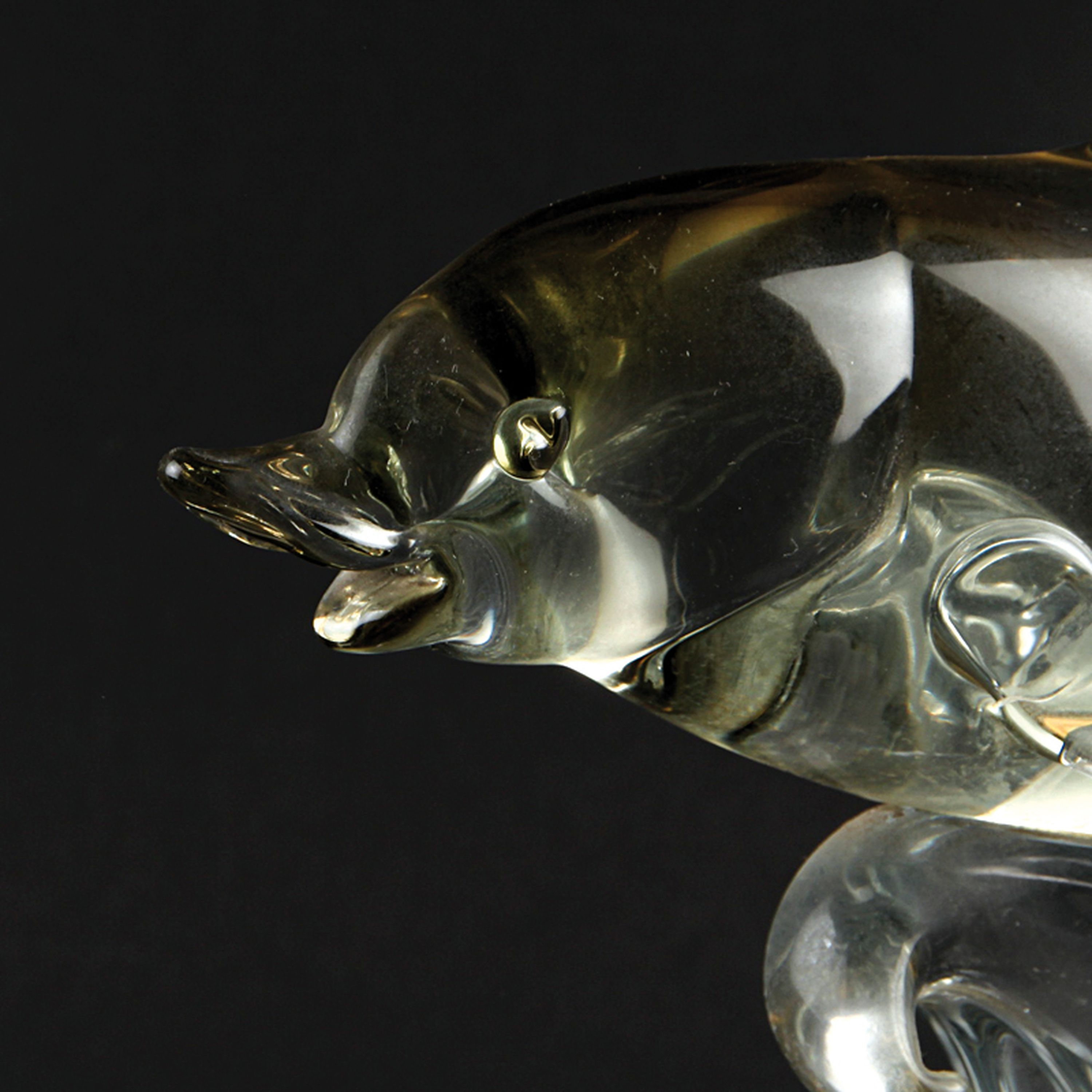 Detail l: Zwei Glasskulpturen Fische, wohl Aureliano Toso und Alfredo Barbini, Murano, Fisch auf Welle reitend, am Boden signiert A. Barbini, H. 24 cm; Fisch, ...
