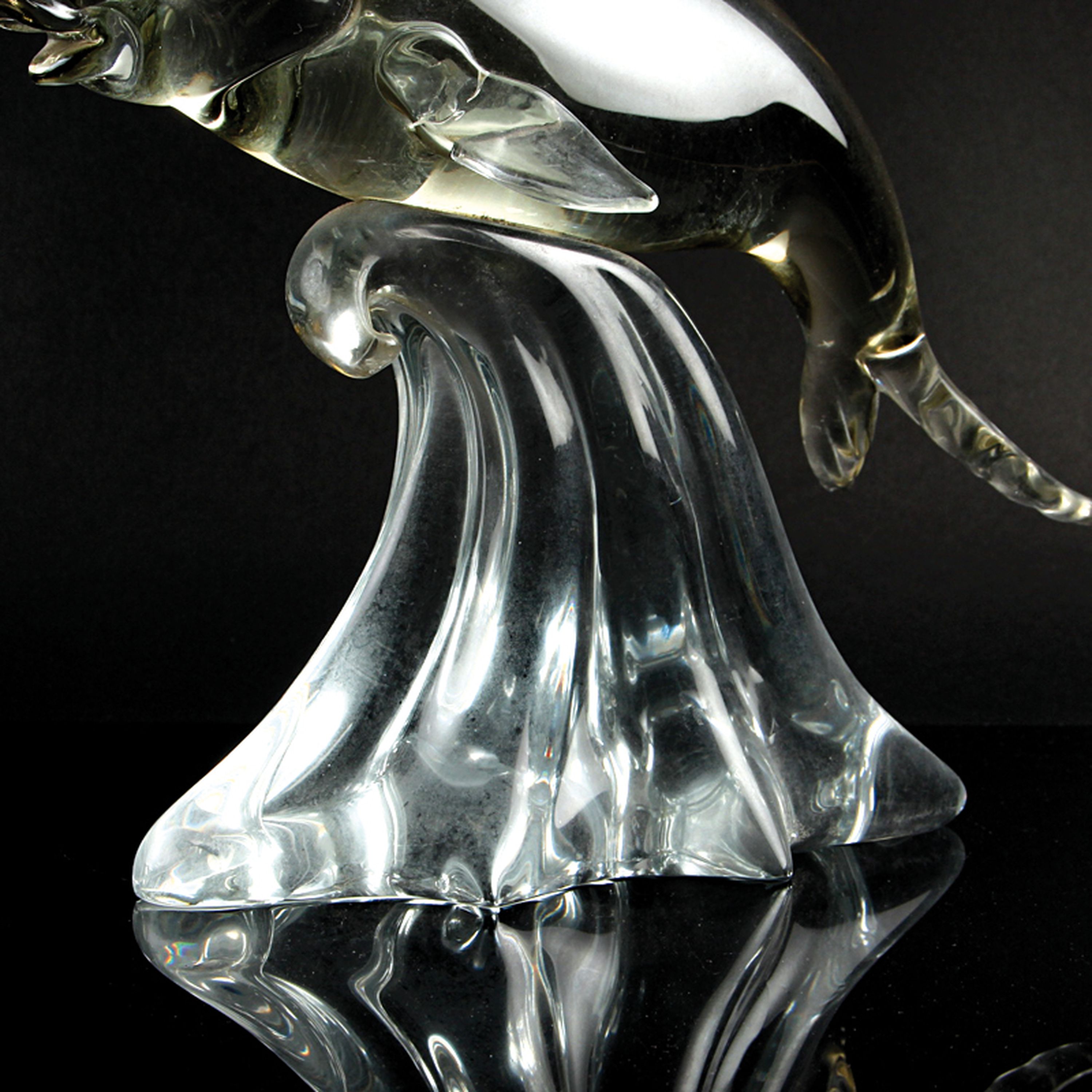 Detail m: Zwei Glasskulpturen Fische, wohl Aureliano Toso und Alfredo Barbini, Murano, Fisch auf Welle reitend, am Boden signiert A. Barbini, H. 24 cm; Fisch, ...