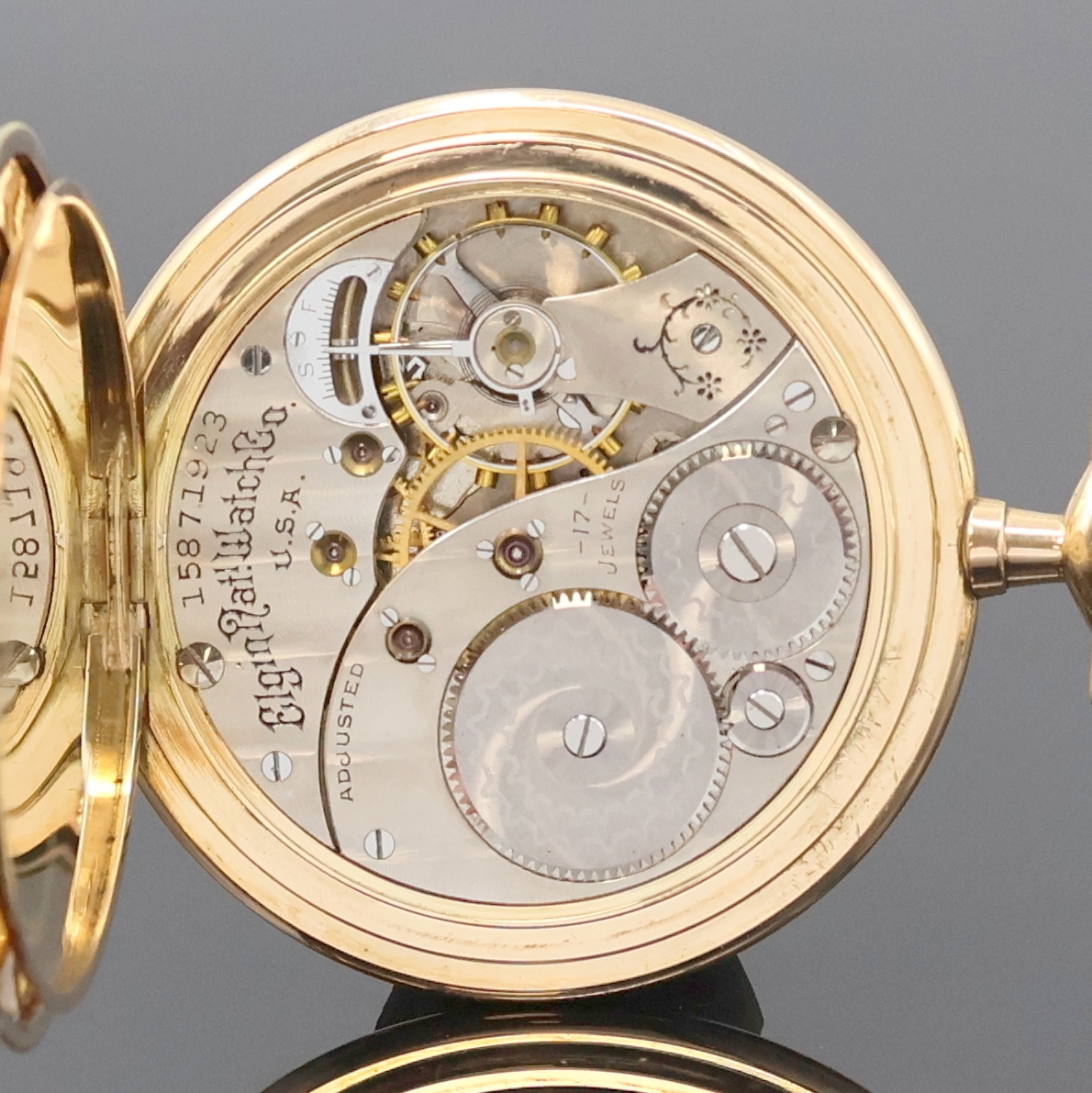 Detail d: ELGIN offene Taschenuhr in GG 585/000, USA um 1920, glattes Geh., Rückdeckel m. Monogramm, Goldcuvette, silb. Zifferbl. rest., zentral gold./guill., ...