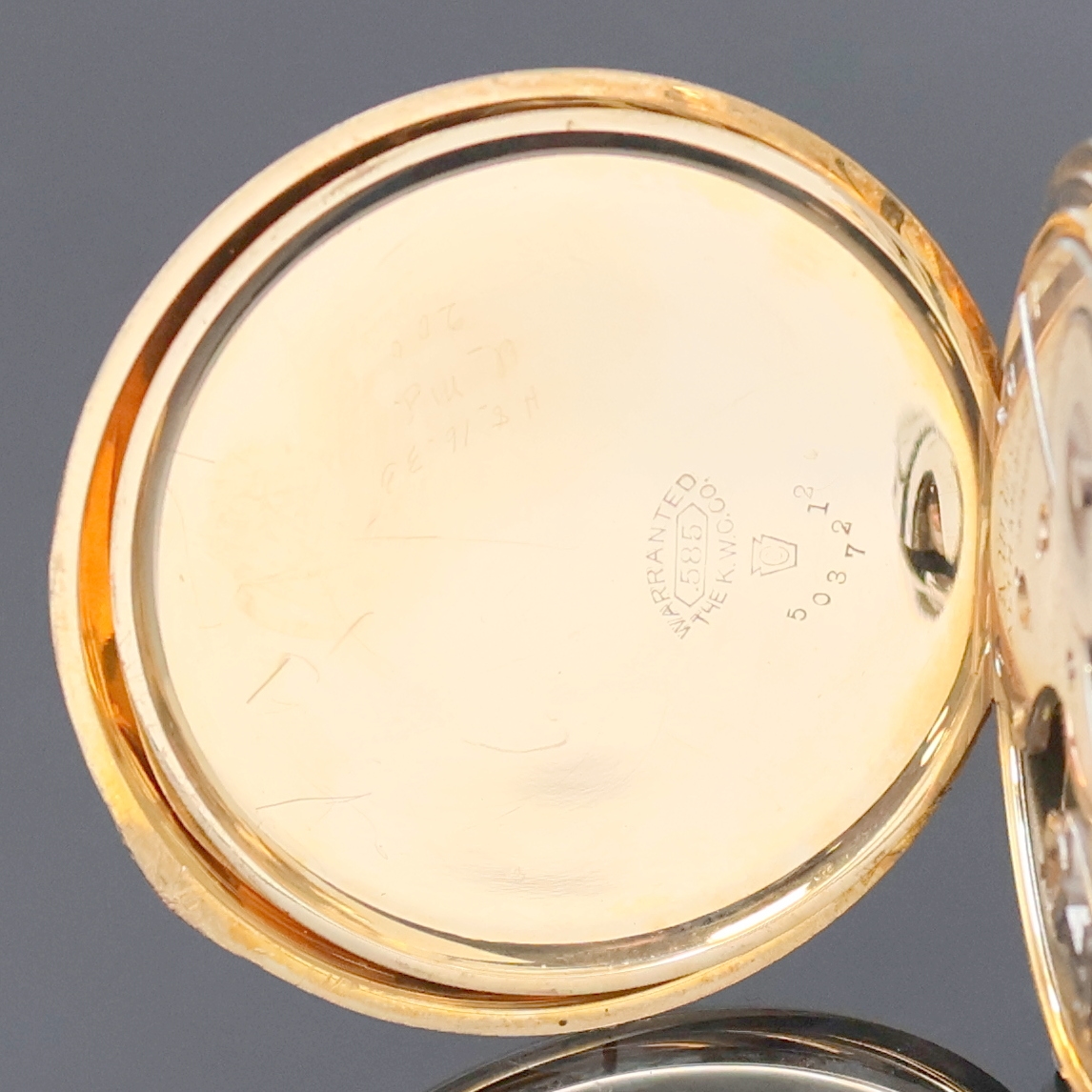 Detail e: WALTHAM offene Herrentaschenuhr in GG 585/000, USA um 1900, glattes Geh., Goldcuvette, Emailzifferbl. riss., gebl. Zeiger korr., arab. Zahlen, kl. ...
