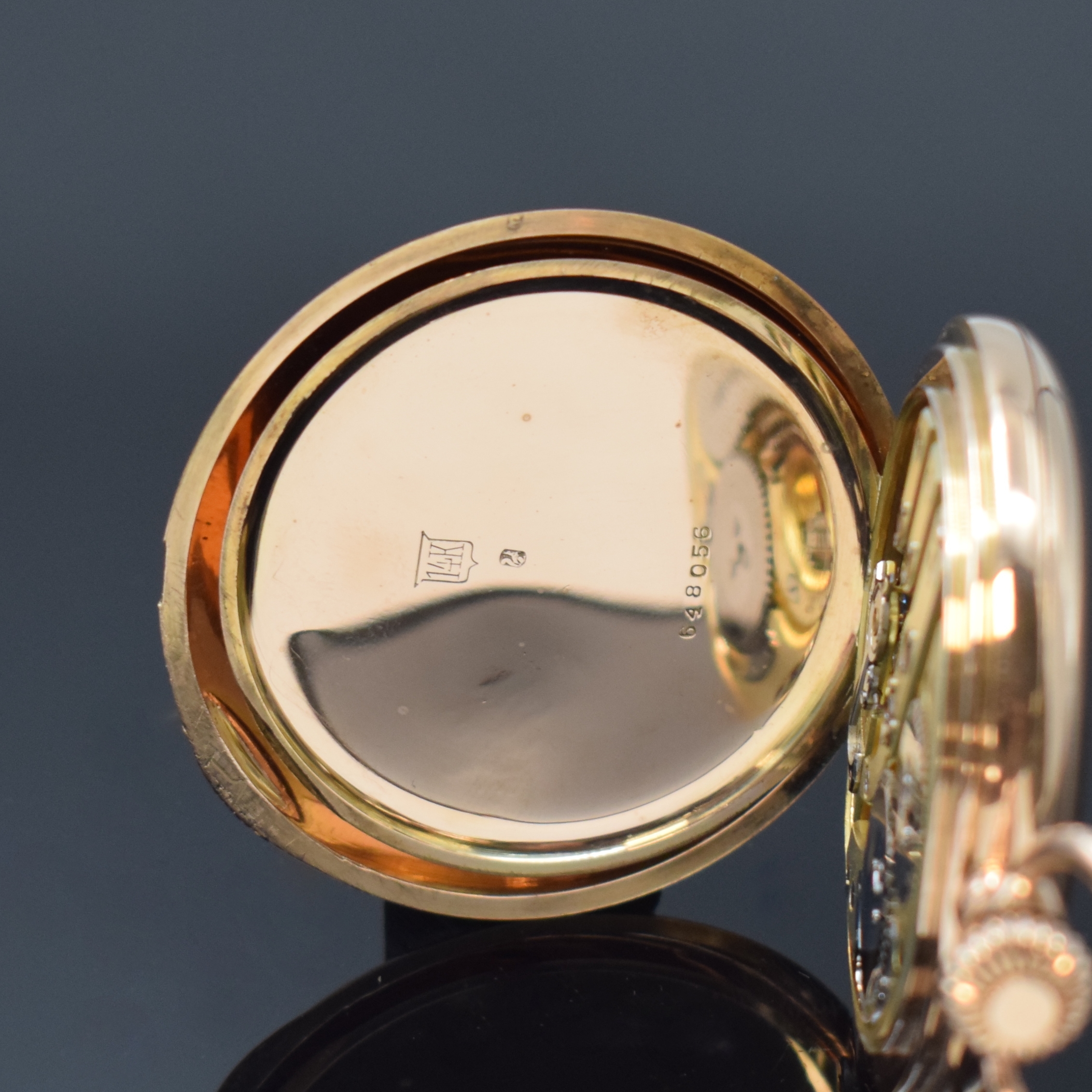 Detail e: IWC Herrensavonette in RG 585/000 Kaliber 66, Schweiz um 1913, glattes 3-Deckel Goldgeh., Cuv. l. dell., Emailzifferbl. m. Breguetzahlen und gold. ...