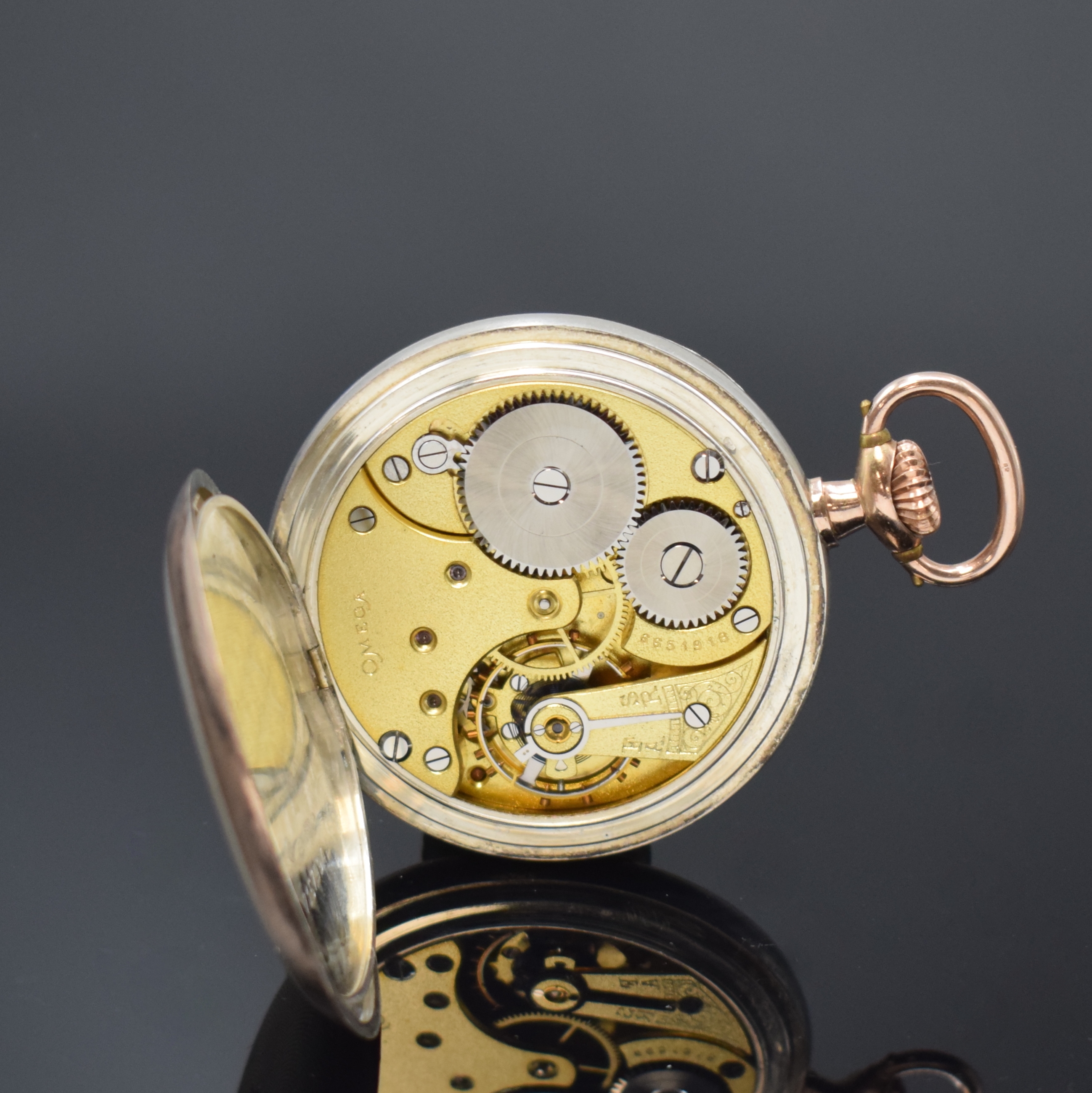 Detail e: OMEGA offene, nahezu neuwertige Herrentaschenuhr mit 24-Stundenanzeige in Silber, Schweiz um 1925, guill. Silbergeh. m. verg. Rändern, Cuvette m. ...