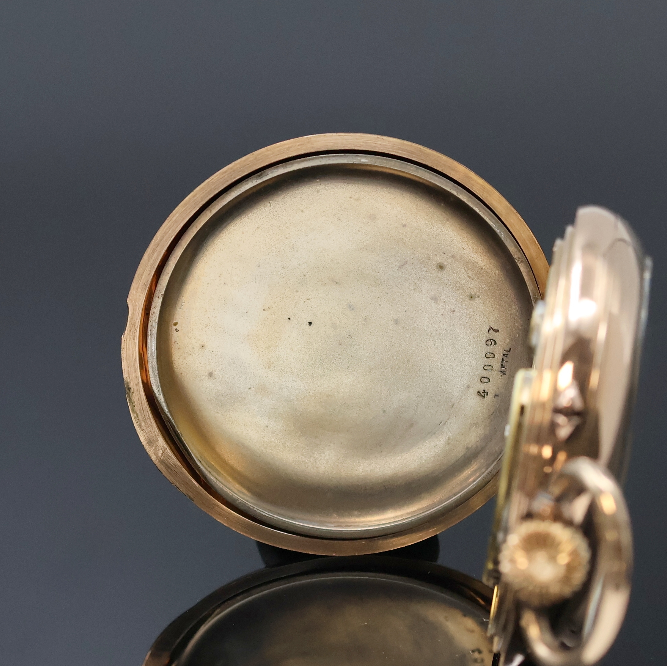 Detail d: LONGINES frühe offene Herrentaschenuhr in RG 585/000, Schweiz um 1900, glattes Geh., Rückdeckel m. Monogramm, Metallcuvette m. Medaillengravur, ...