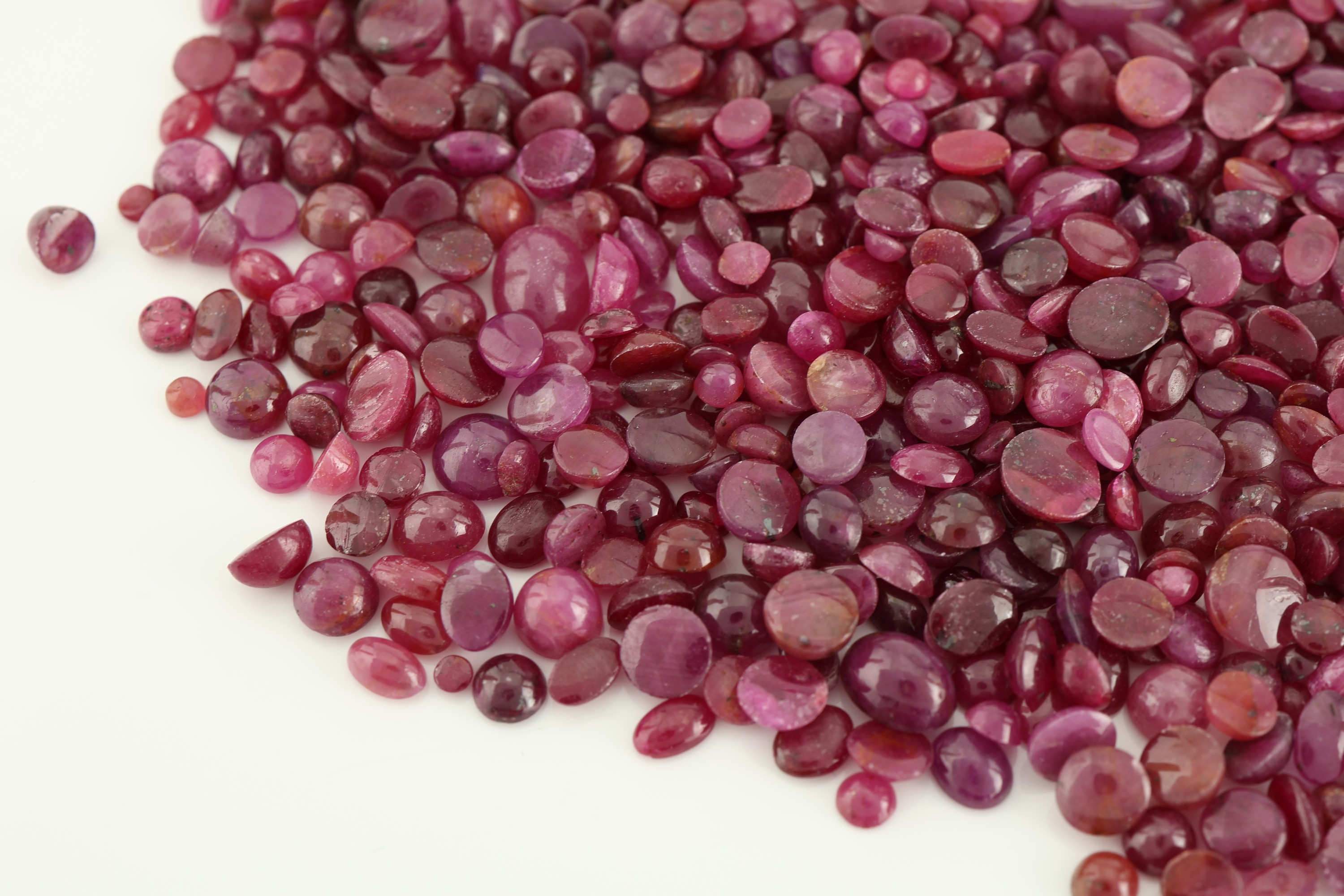 Detail a: Lot lose Rubin-Cabochons zus. ca. 502 ct