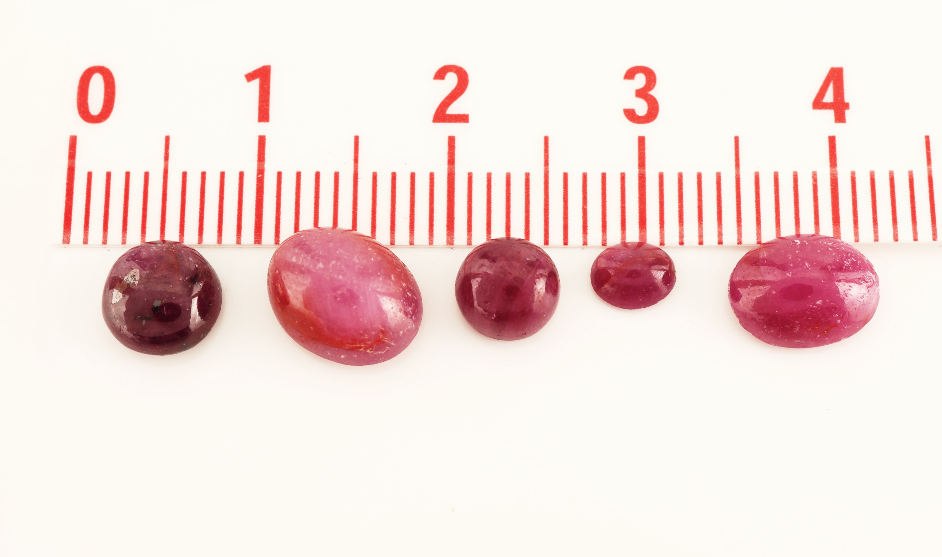 Detail b: Lot lose Rubin-Cabochons zus. ca. 502 ct