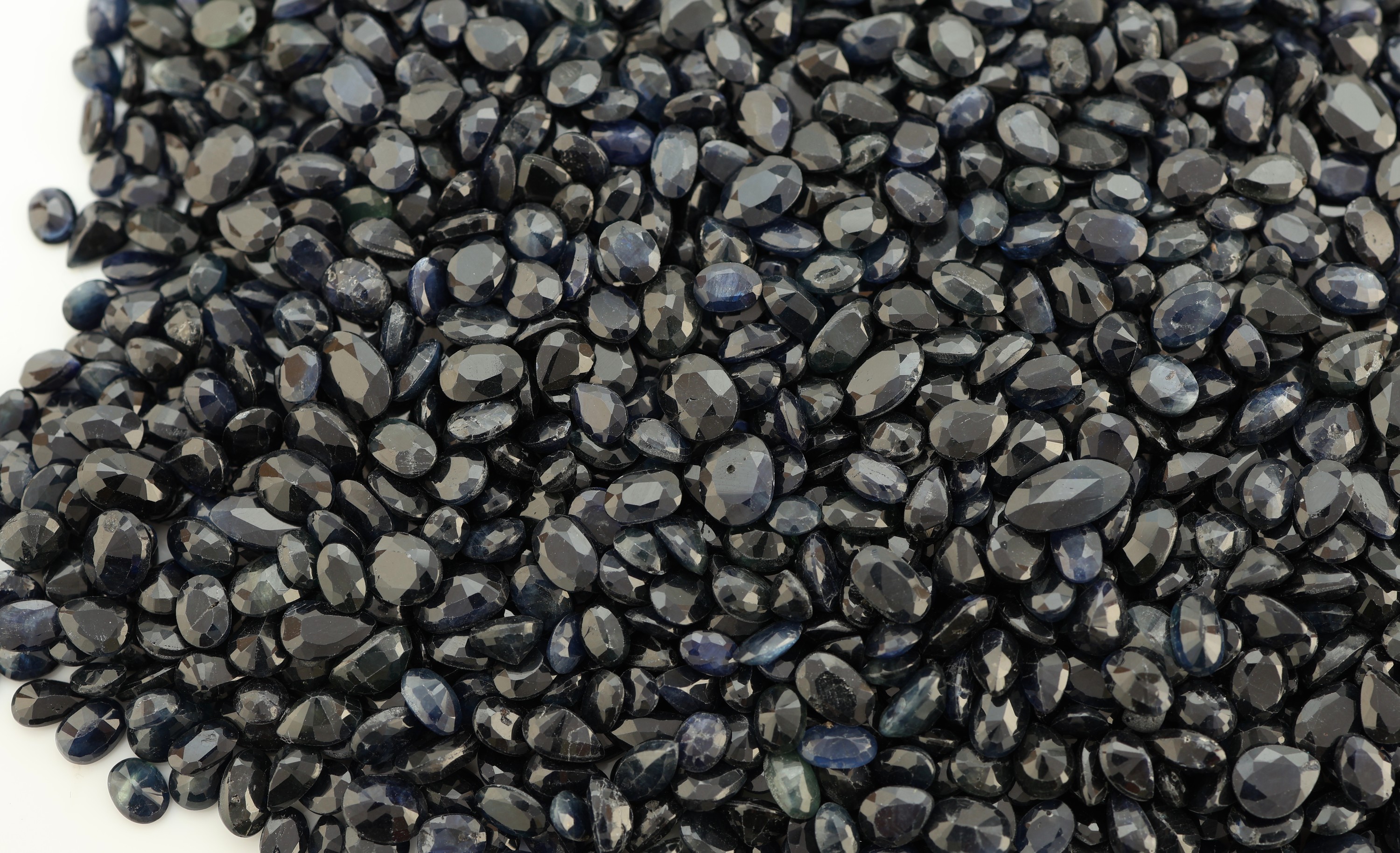 Detail a: Lot lose facett. Saphire zus. ca. 802 ct