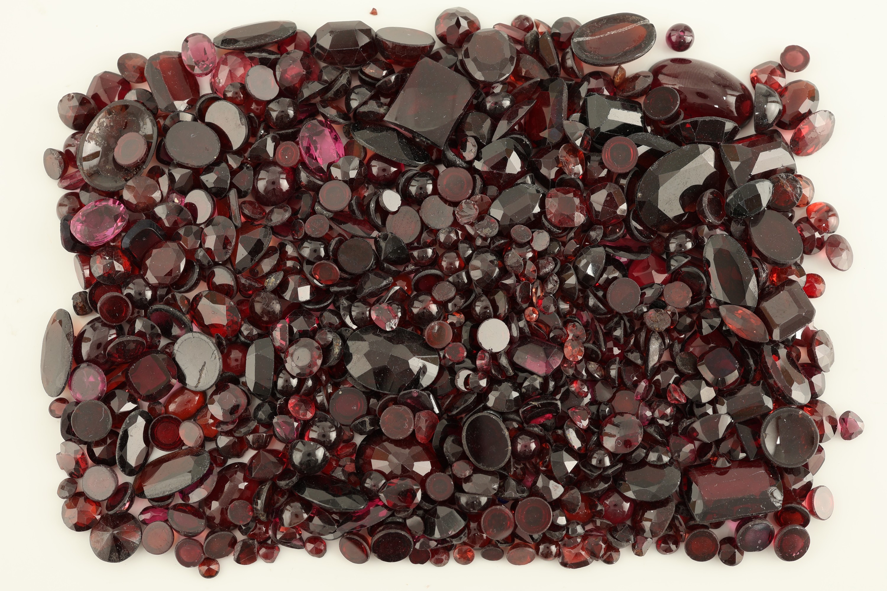 Lot lose Granate in versch. Schliffformen zus. ca. 496 ct