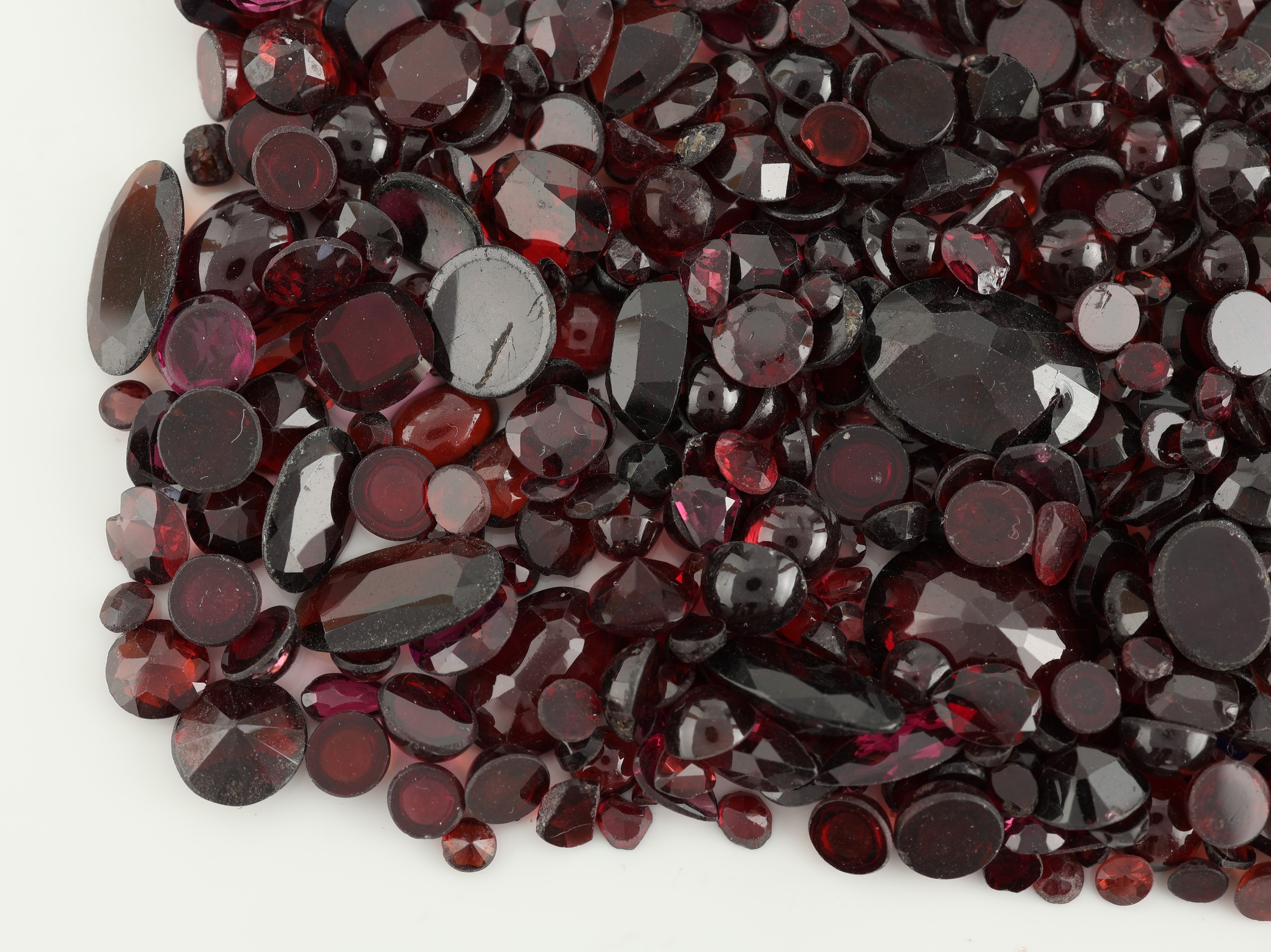 Detail a: Lot lose Granate in versch. Schliffformen zus. ca. 496 ct