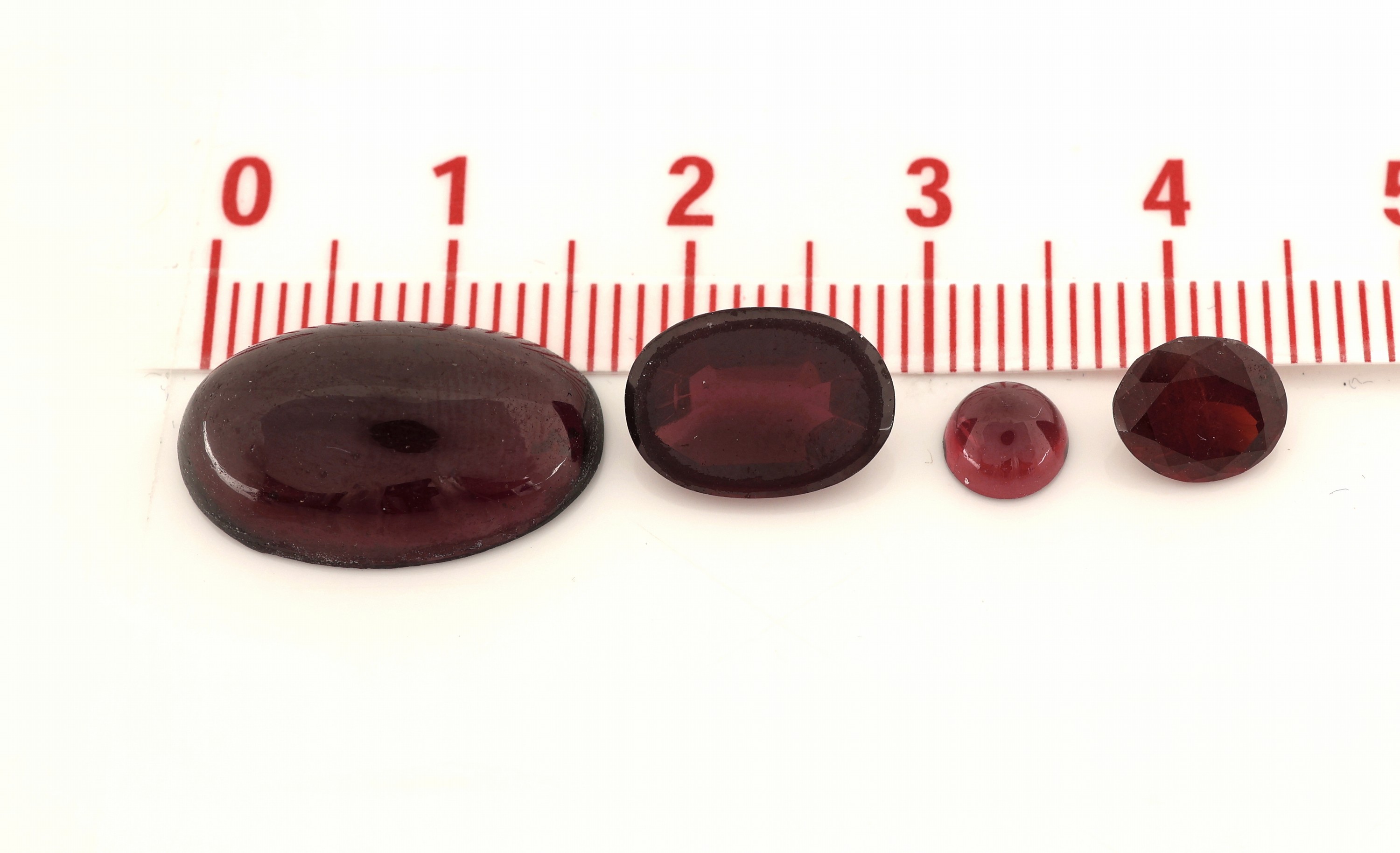 Detail b: Lot lose Granate in versch. Schliffformen zus. ca. 496 ct