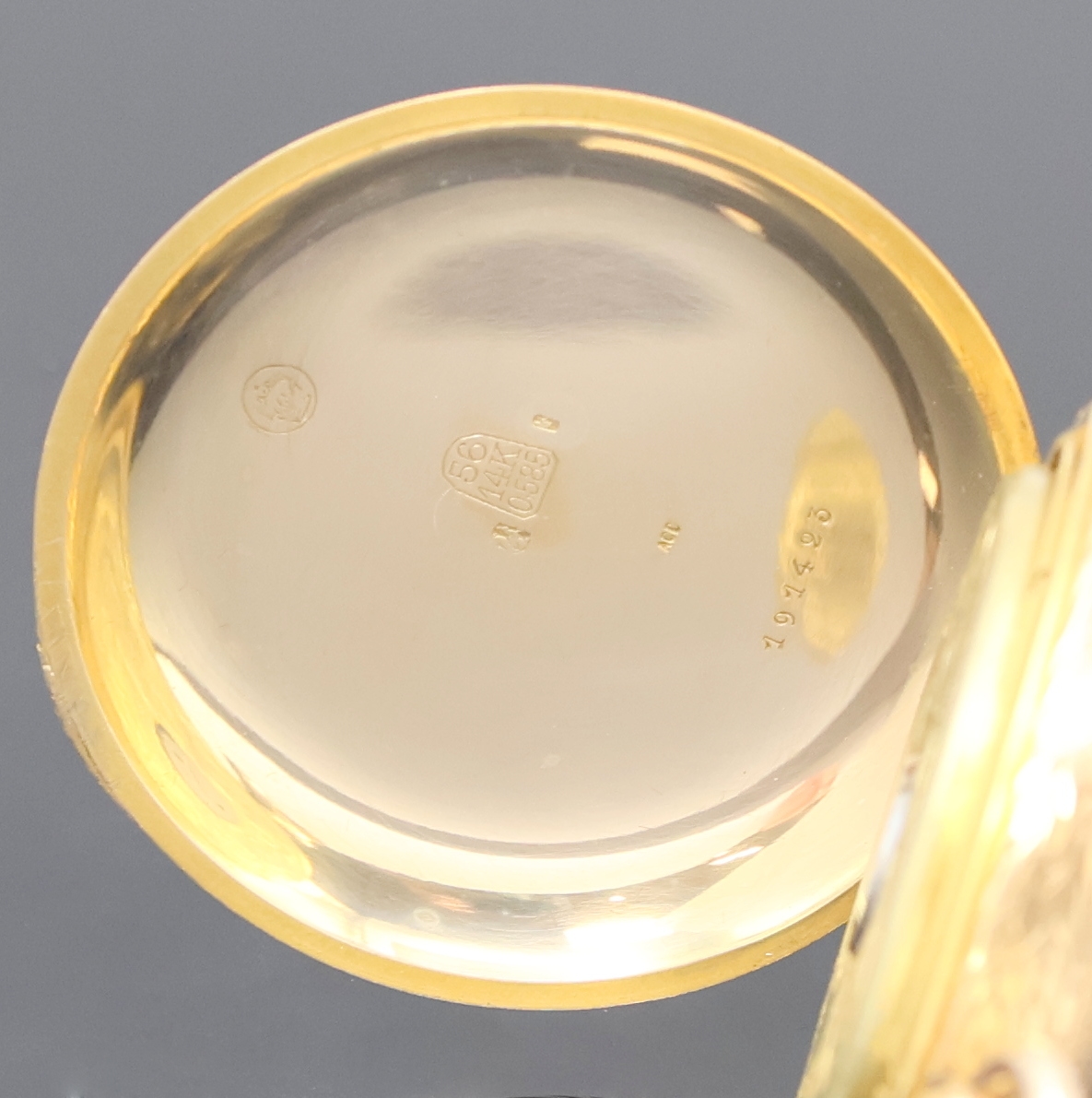 Detail d: HEBDOMAS seltene 8-Tage-Savonette in GG 585/000, Schweiz um 1915, floral grav. Geh., 3/4-Emailzifferbl., darunter sichtbare Unruh, arab. Zahlen, ...