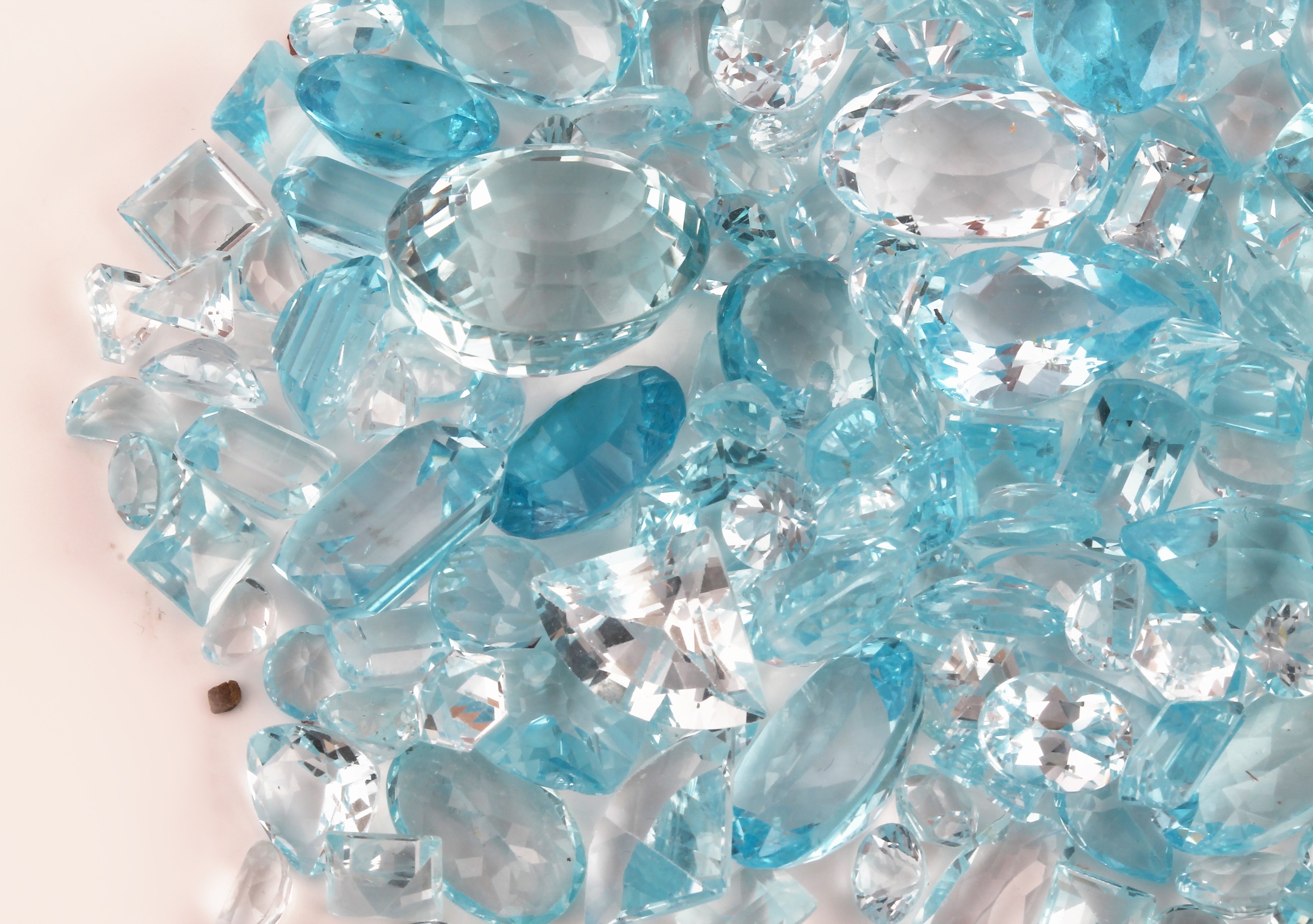 Detail a: Lot lose Topase zus. ca. 476 ct, beh., versch. Schliffformen