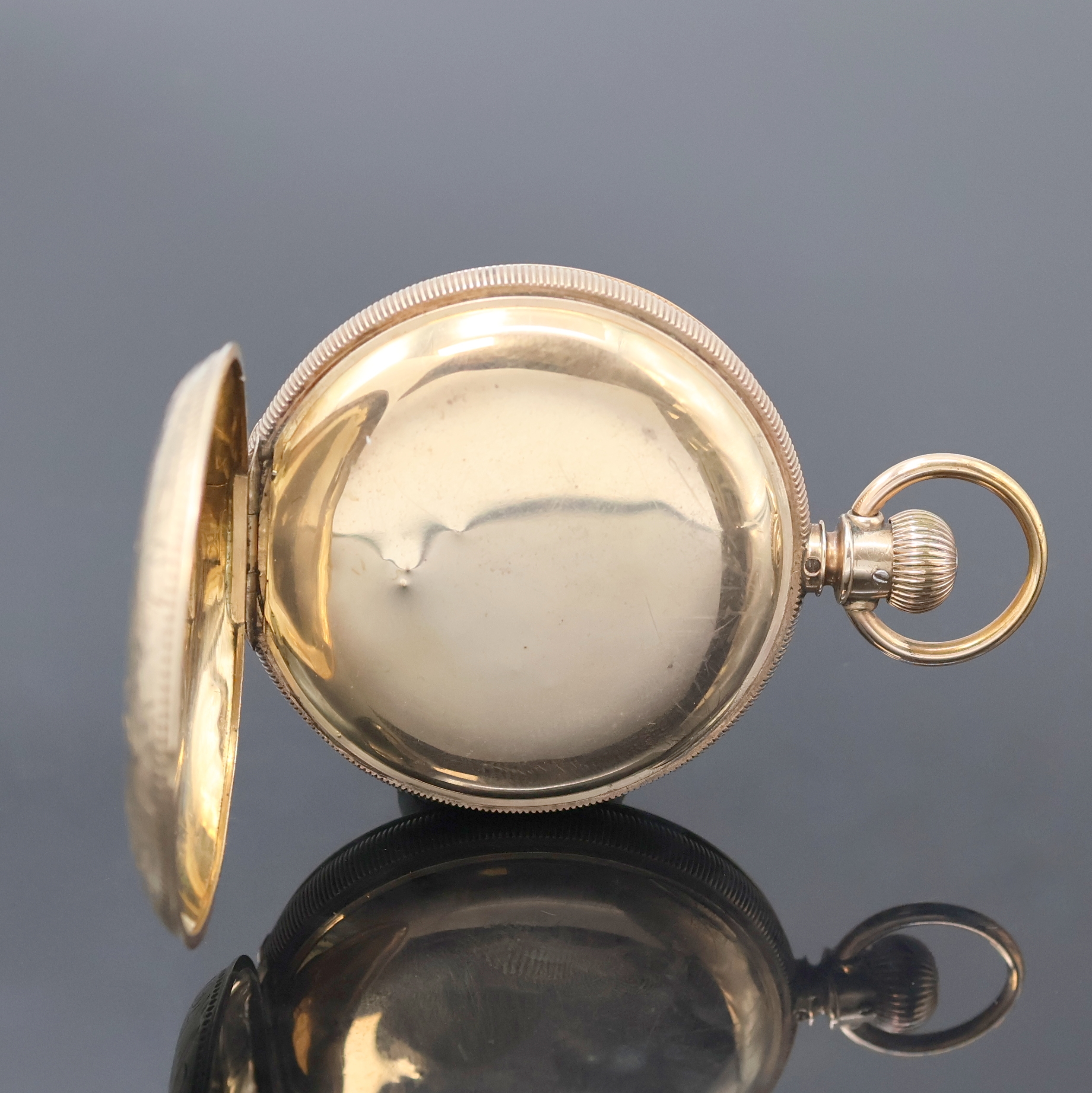 Detail c: ELGIN Herrensavonette in RG 333/000, USA um 1880, 3-Deckel Goldgeh. dell., geriffelter Rand, grav. Sprung- (m. Monogrammspiegel) u. Rückdeckel, ...