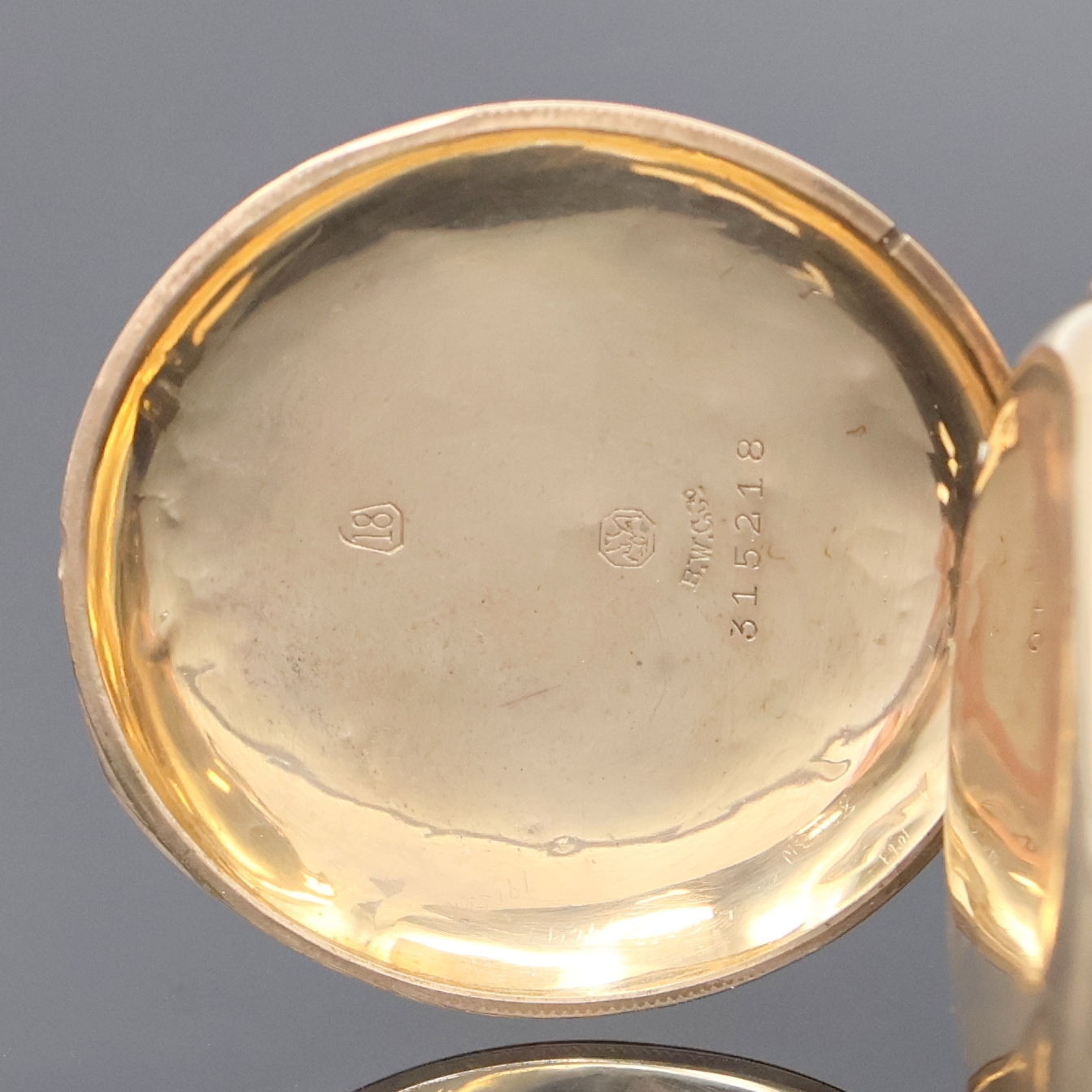 Detail d: ELGIN Herrensavonette in RG 333/000, USA um 1880, 3-Deckel Goldgeh. dell., geriffelter Rand, grav. Sprung- (m. Monogrammspiegel) u. Rückdeckel, ...