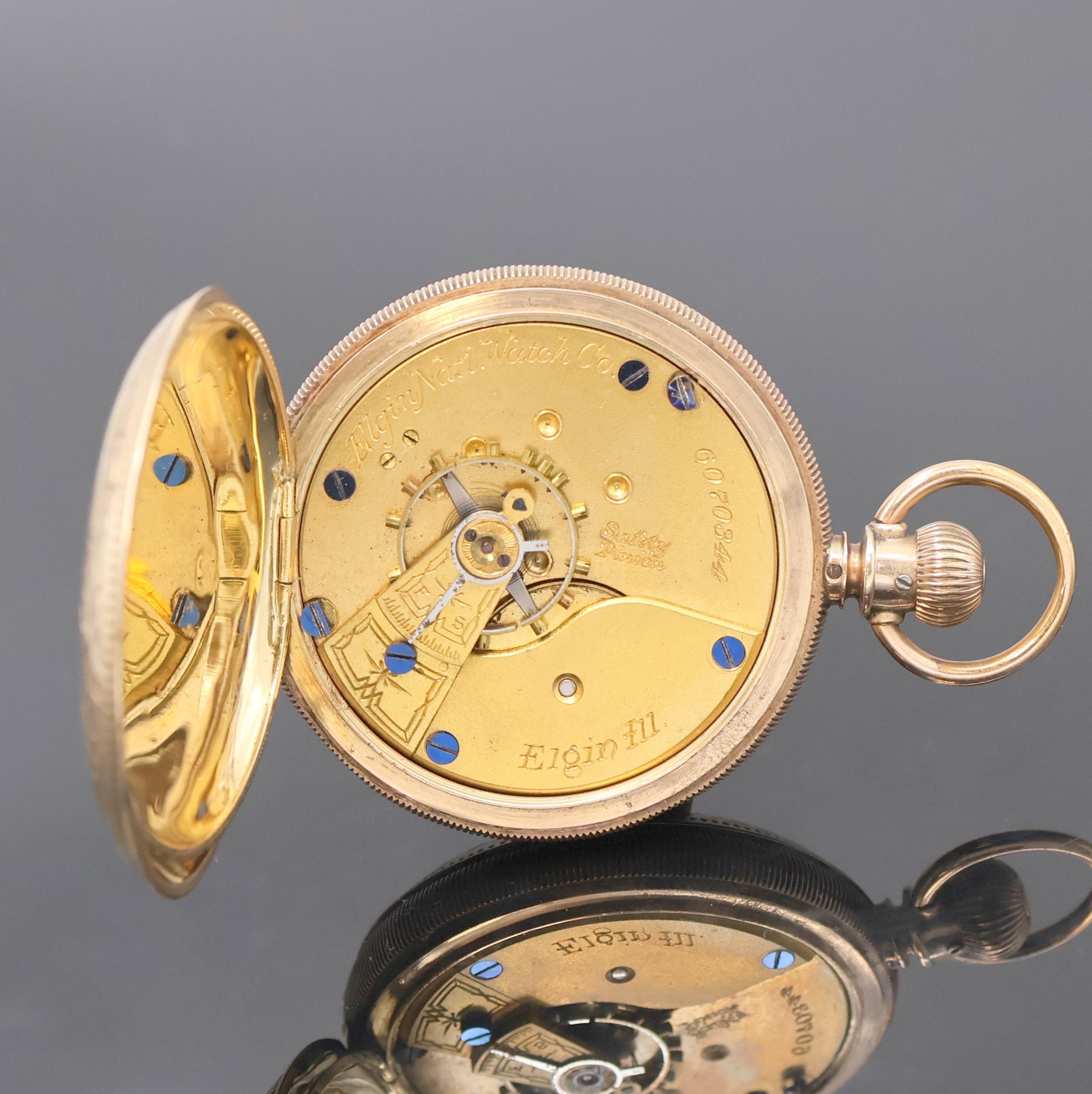 Detail e: ELGIN Herrensavonette in RG 333/000, USA um 1880, 3-Deckel Goldgeh. dell., geriffelter Rand, grav. Sprung- (m. Monogrammspiegel) u. Rückdeckel, ...