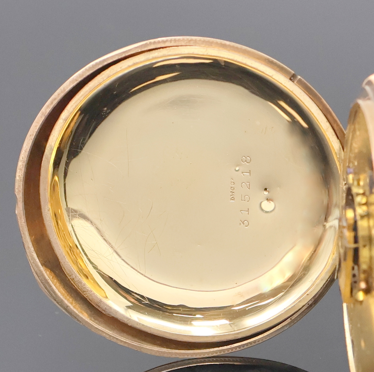 Detail f: ELGIN Herrensavonette in RG 333/000, USA um 1880, 3-Deckel Goldgeh. dell., geriffelter Rand, grav. Sprung- (m. Monogrammspiegel) u. Rückdeckel, ...