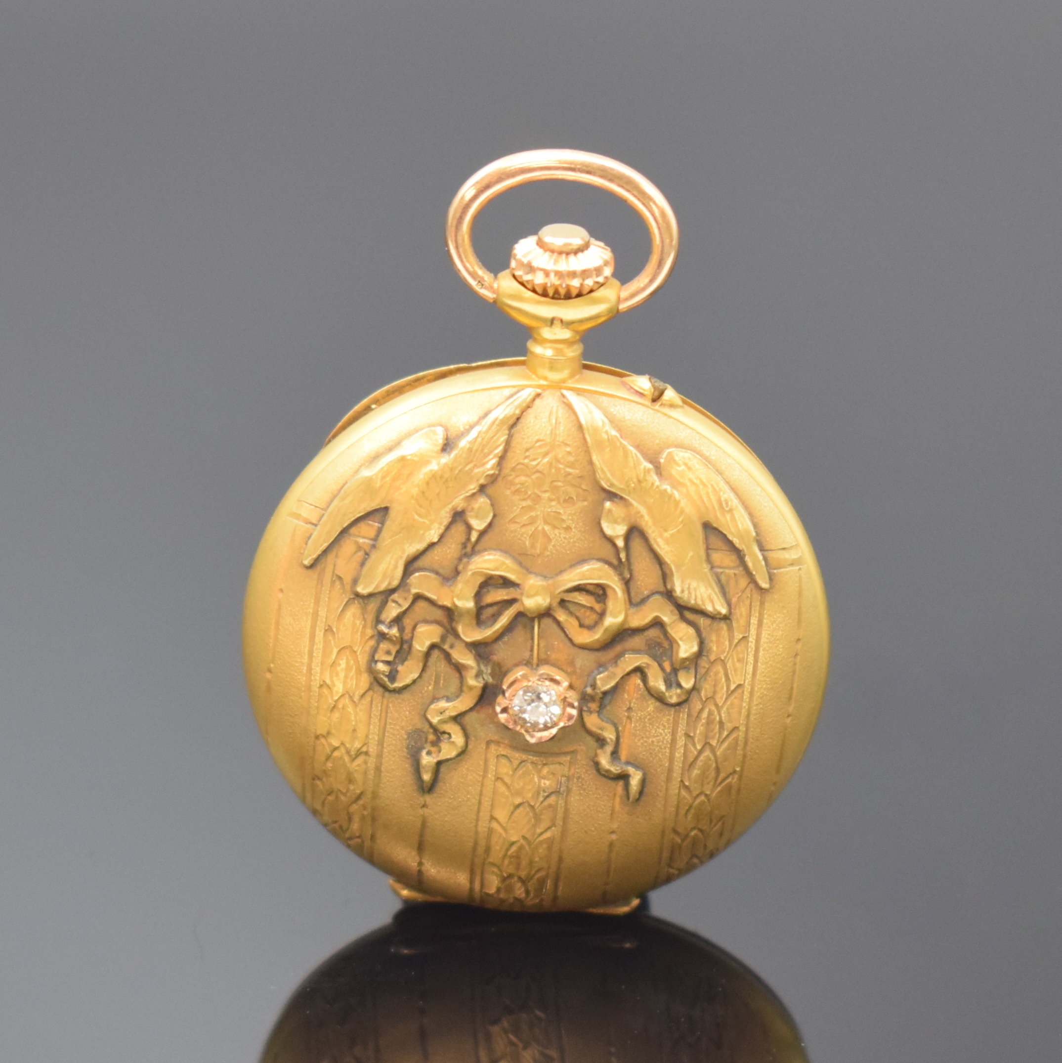 Damensavonette im Jugendstilgehäuse mit Altschliffdiamant in GG 750/000, Schweiz um 1900, matt., aufw. verz. 3-Deckel Goldgeh., Sprungdeckel im ...
