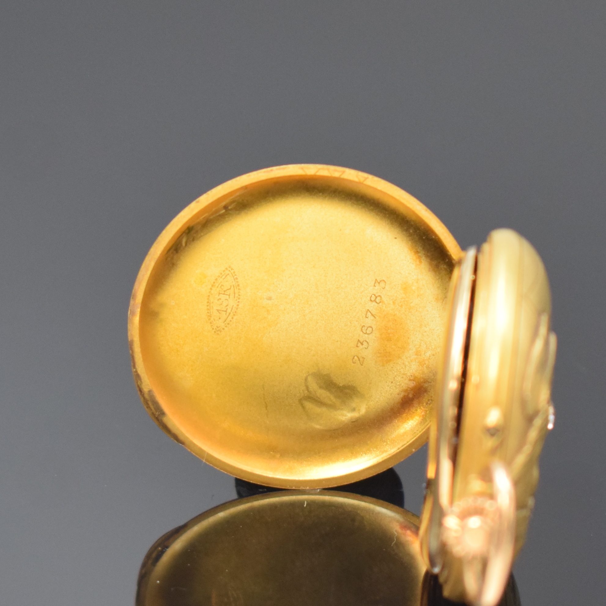 Detail c: Damensavonette im Jugendstilgehäuse mit Altschliffdiamant in GG 750/000, Schweiz um 1900, matt., aufw. verz. 3-Deckel Goldgeh., Sprungdeckel im ...
