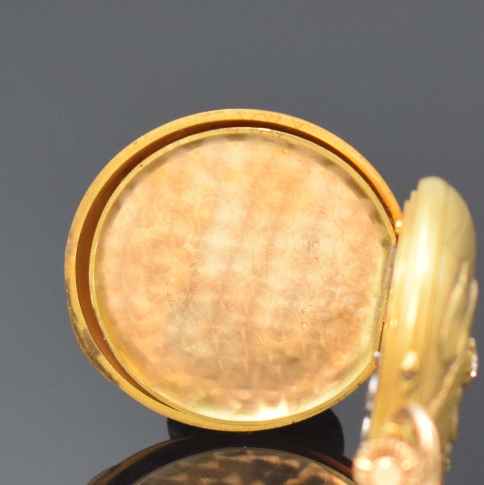 Detail e: Damensavonette im Jugendstilgehäuse mit Altschliffdiamant in GG 750/000, Schweiz um 1900, matt., aufw. verz. 3-Deckel Goldgeh., Sprungdeckel im ...