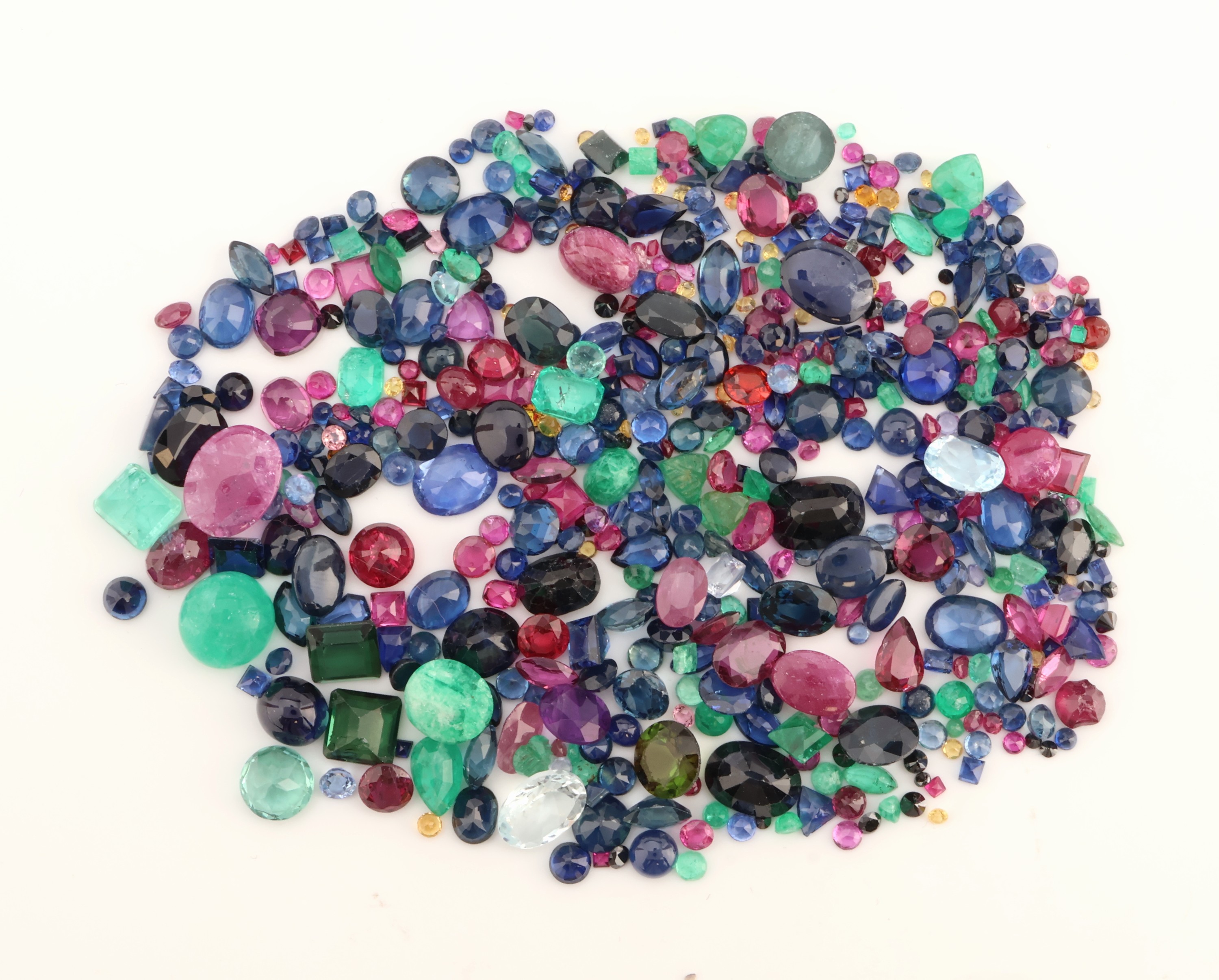 Lot lose Farbsteine zus. ca. 108 ct, darunter überwiegend Rubine, Smaragde und Saphire, versch. Schliffformen