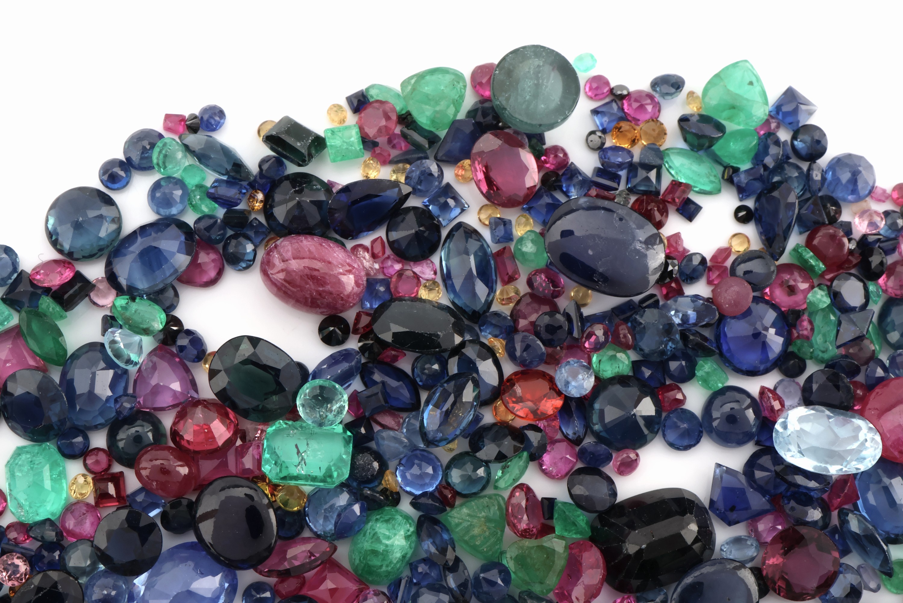 Detail a: Lot lose Farbsteine zus. ca. 108 ct, darunter überwiegend Rubine, Smaragde und Saphire, versch. Schliffformen