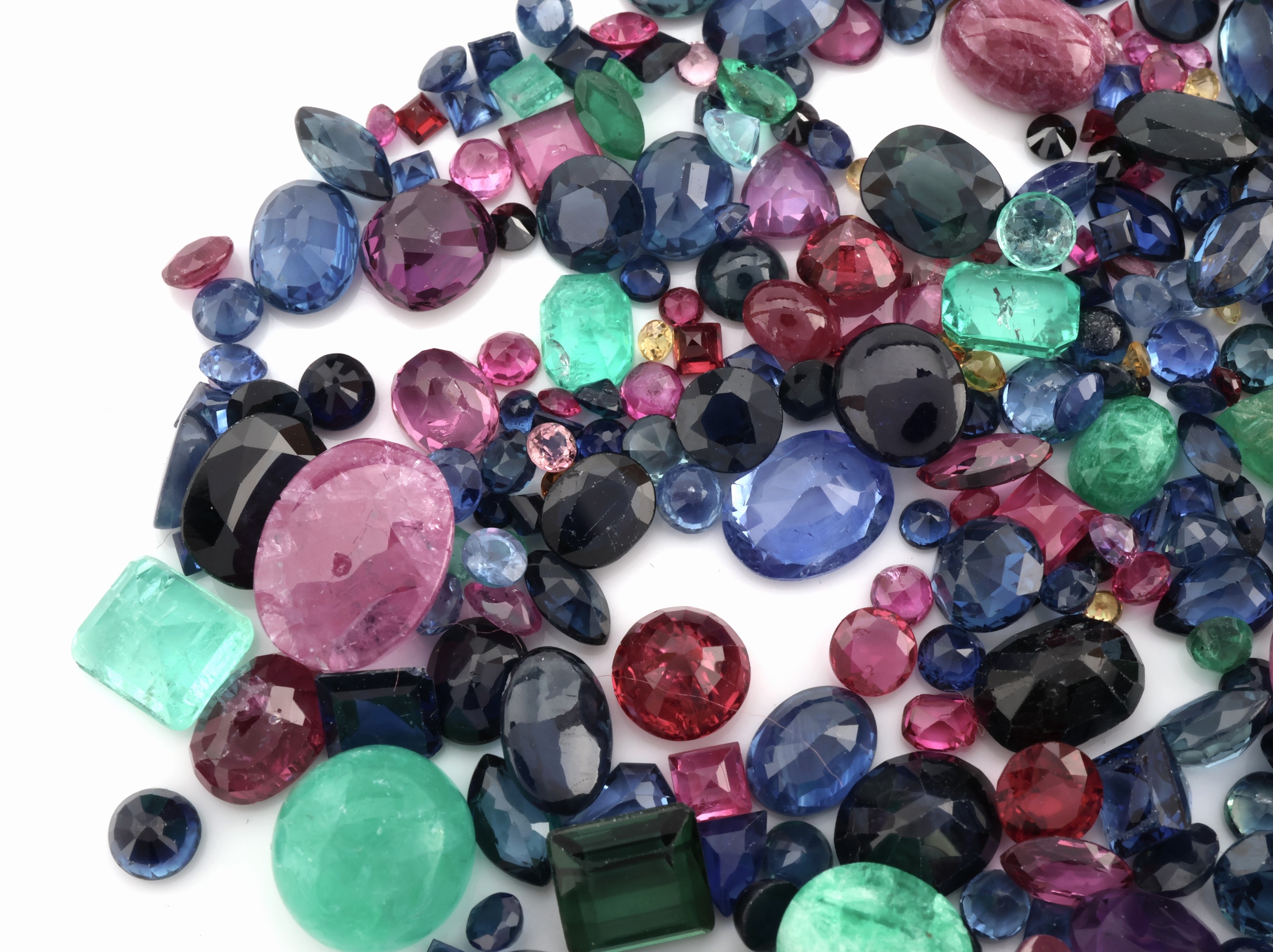 Detail c: Lot lose Farbsteine zus. ca. 108 ct, darunter überwiegend Rubine, Smaragde und Saphire, versch. Schliffformen