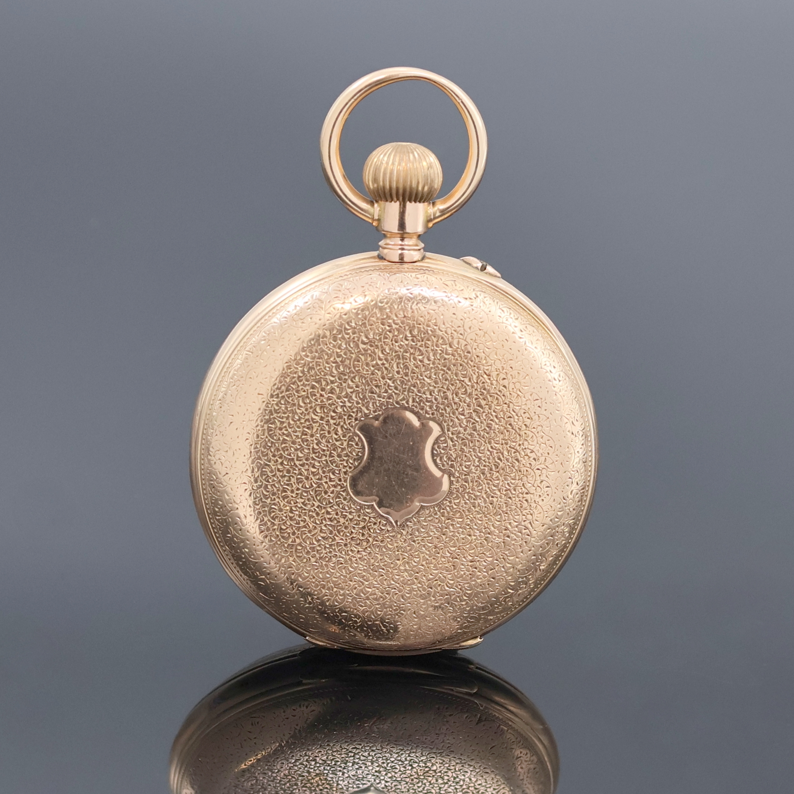 Detail a: Offene Taschenuhr in RG 585/000, Schweiz um 1900, grav. Geh. dell., Metallcuvette, Rückdeckel m. Monogrammspiegel, Emailzifferbl. m. röm. Zahlen, ...