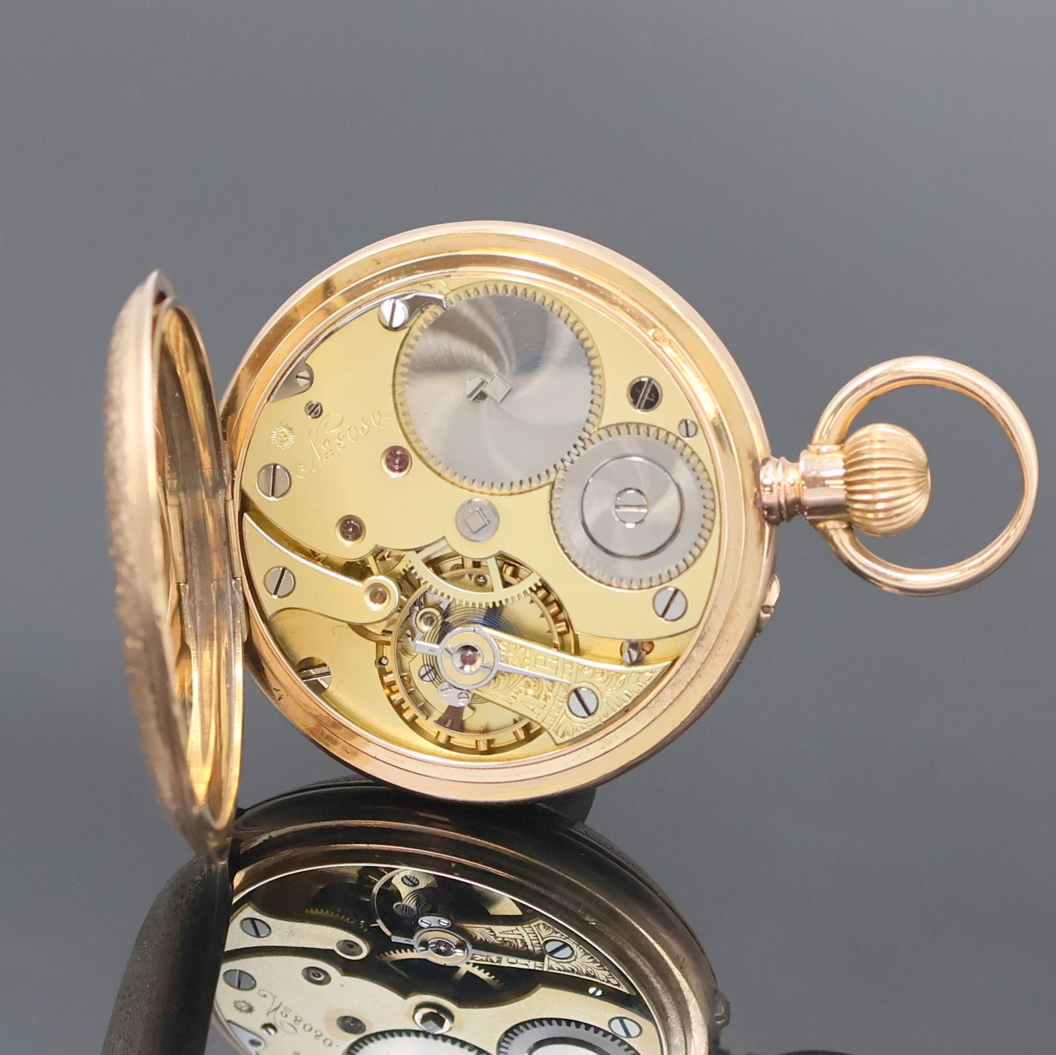 Detail d: Offene Taschenuhr in RG 585/000, Schweiz um 1900, grav. Geh. dell., Metallcuvette, Rückdeckel m. Monogrammspiegel, Emailzifferbl. m. röm. Zahlen, ...