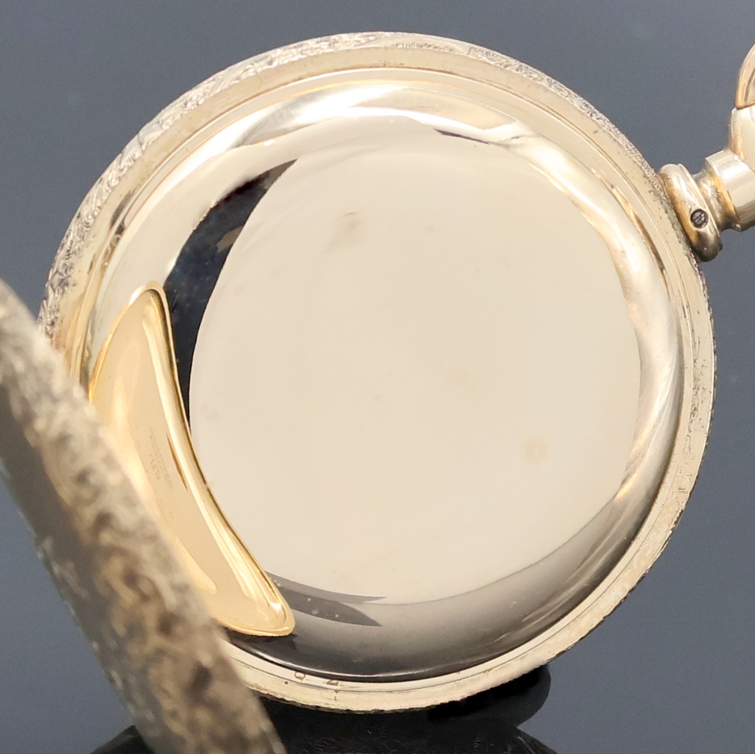 Detail c: ELGIN Herrensavonette in GG 585/000, USA um 1900, grav. 3-Deckel Goldgeh., guill. Sprung- u. Rückdeckel m. Monogrammspiegel, Emailzifferbl. m. arab. ...