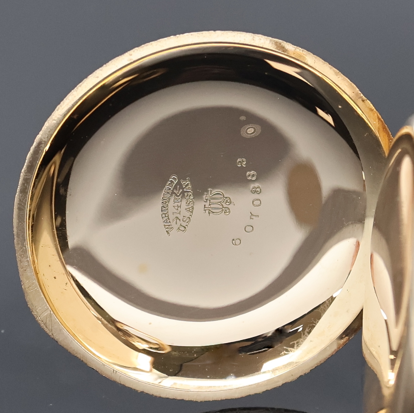 Detail d: ELGIN Herrensavonette in GG 585/000, USA um 1900, grav. 3-Deckel Goldgeh., guill. Sprung- u. Rückdeckel m. Monogrammspiegel, Emailzifferbl. m. arab. ...