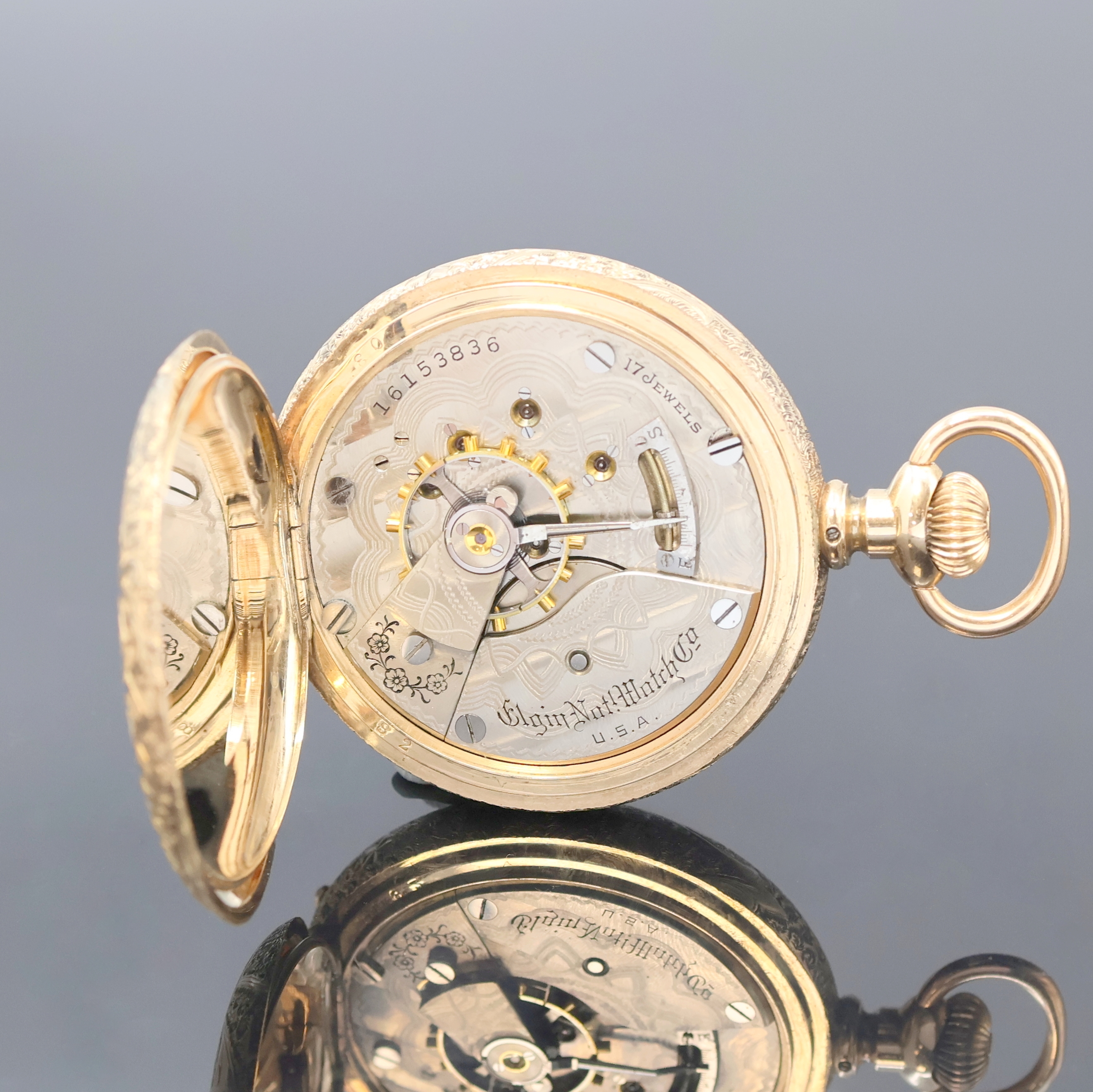 Detail e: ELGIN Herrensavonette in GG 585/000, USA um 1900, grav. 3-Deckel Goldgeh., guill. Sprung- u. Rückdeckel m. Monogrammspiegel, Emailzifferbl. m. arab. ...