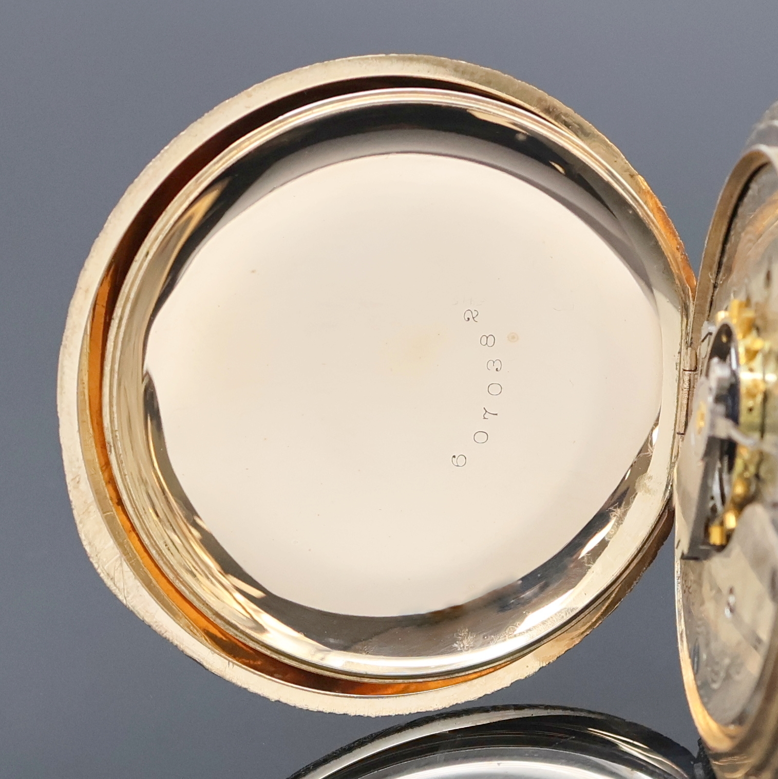 Detail f: ELGIN Herrensavonette in GG 585/000, USA um 1900, grav. 3-Deckel Goldgeh., guill. Sprung- u. Rückdeckel m. Monogrammspiegel, Emailzifferbl. m. arab. ...