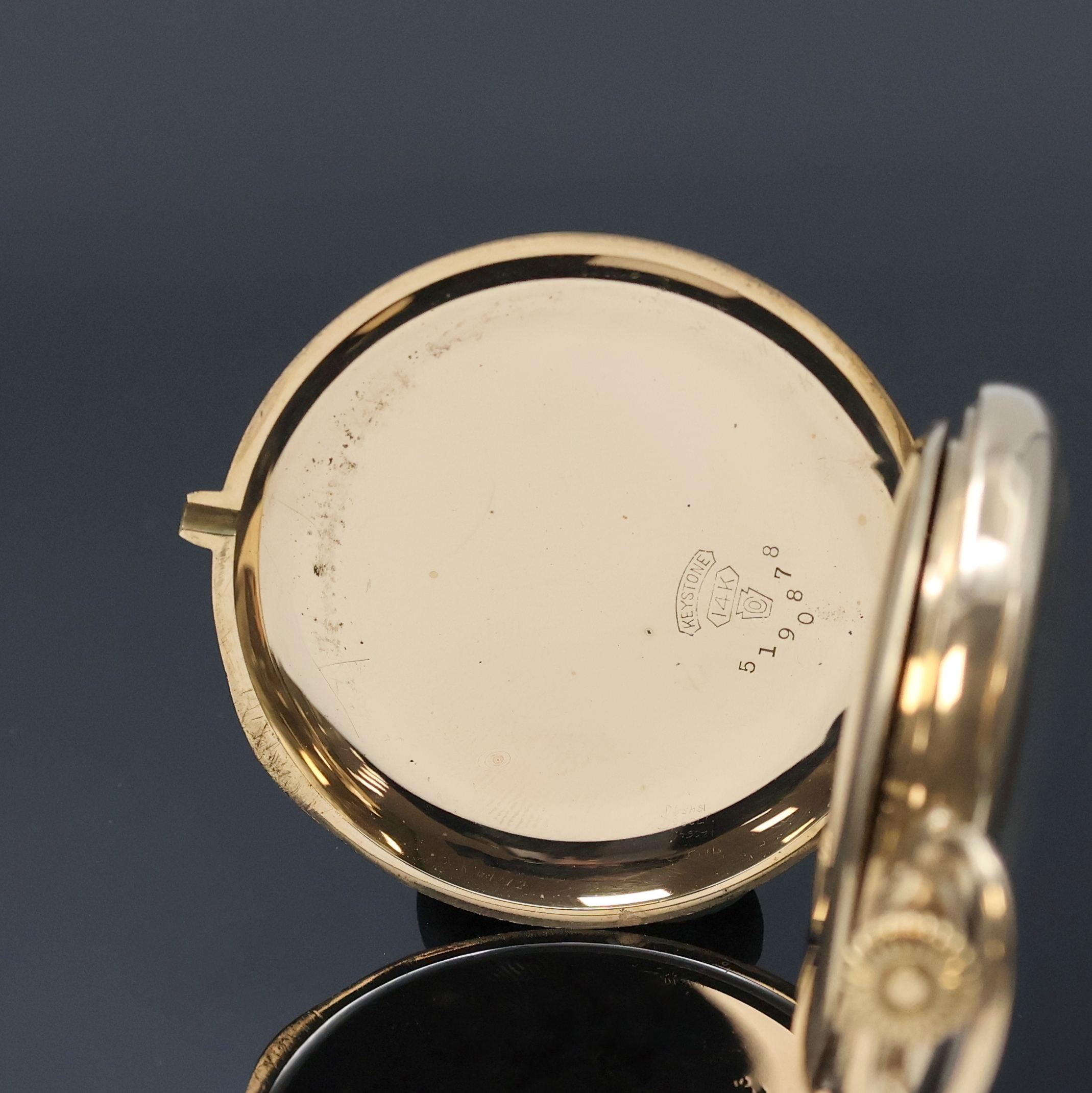 Detail b: ELGIN offene Herrentaschenuhr in GG 585/000, USA um 1912, glattes Geh., Rückdeckel m. Monogramm, Goldcuvette m. Widmung, Emailzifferbl. m. arab. ...