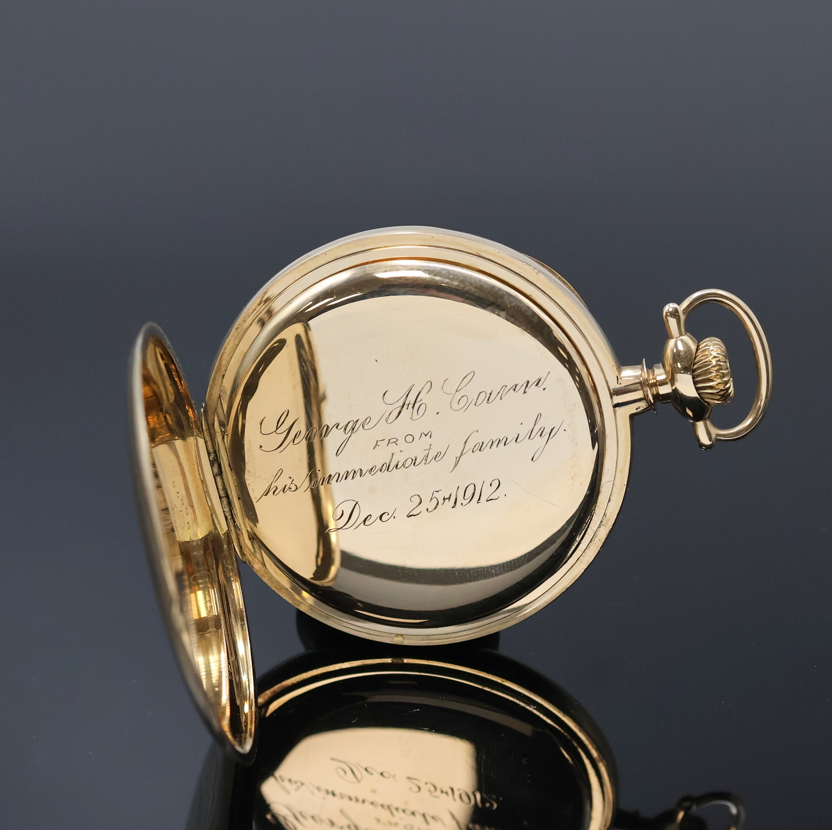 Detail c: ELGIN offene Herrentaschenuhr in GG 585/000, USA um 1912, glattes Geh., Rückdeckel m. Monogramm, Goldcuvette m. Widmung, Emailzifferbl. m. arab. ...