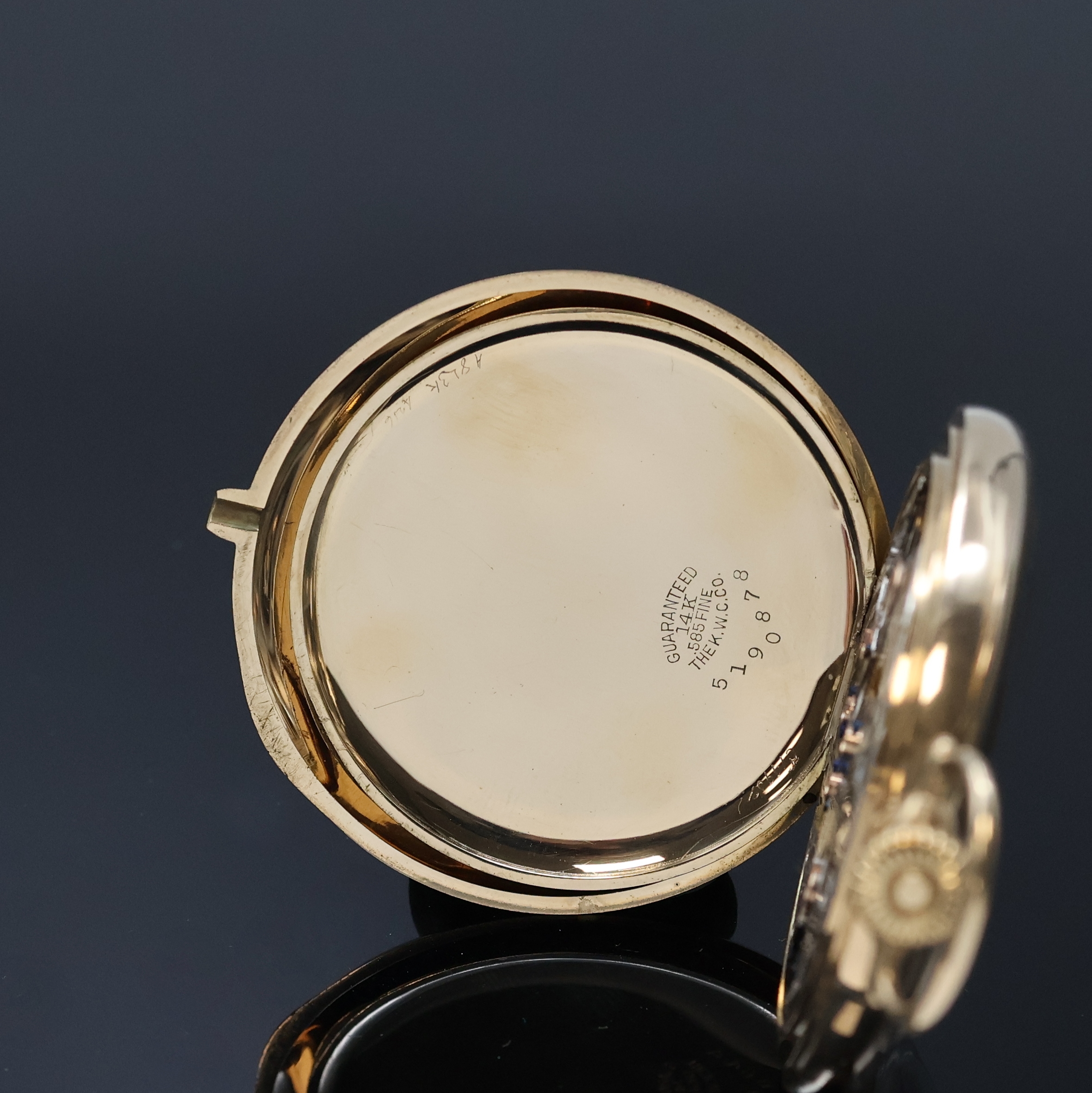 Detail d: ELGIN offene Herrentaschenuhr in GG 585/000, USA um 1912, glattes Geh., Rückdeckel m. Monogramm, Goldcuvette m. Widmung, Emailzifferbl. m. arab. ...